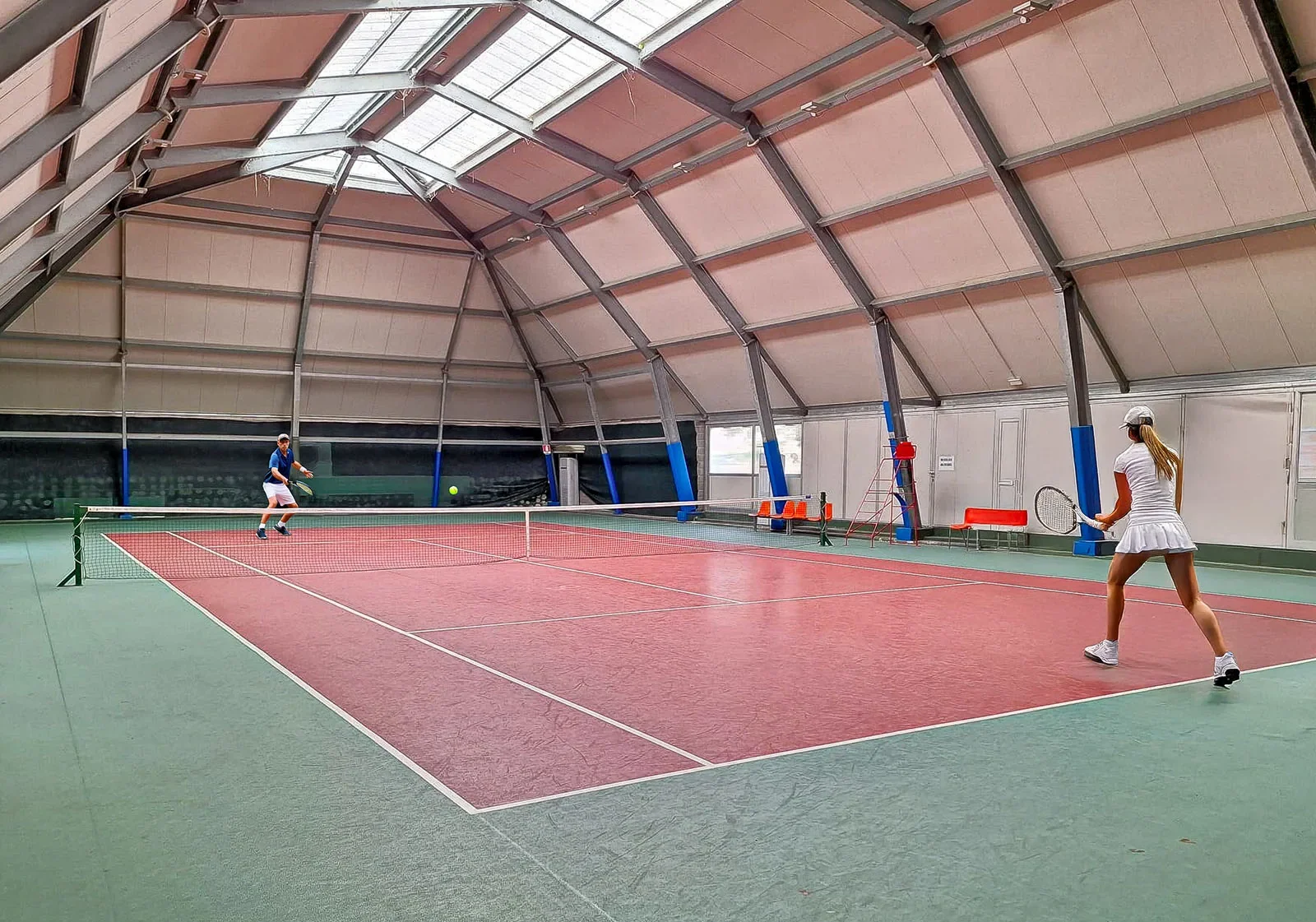 Tennisti impegnati nel campo da tennis a Berceto