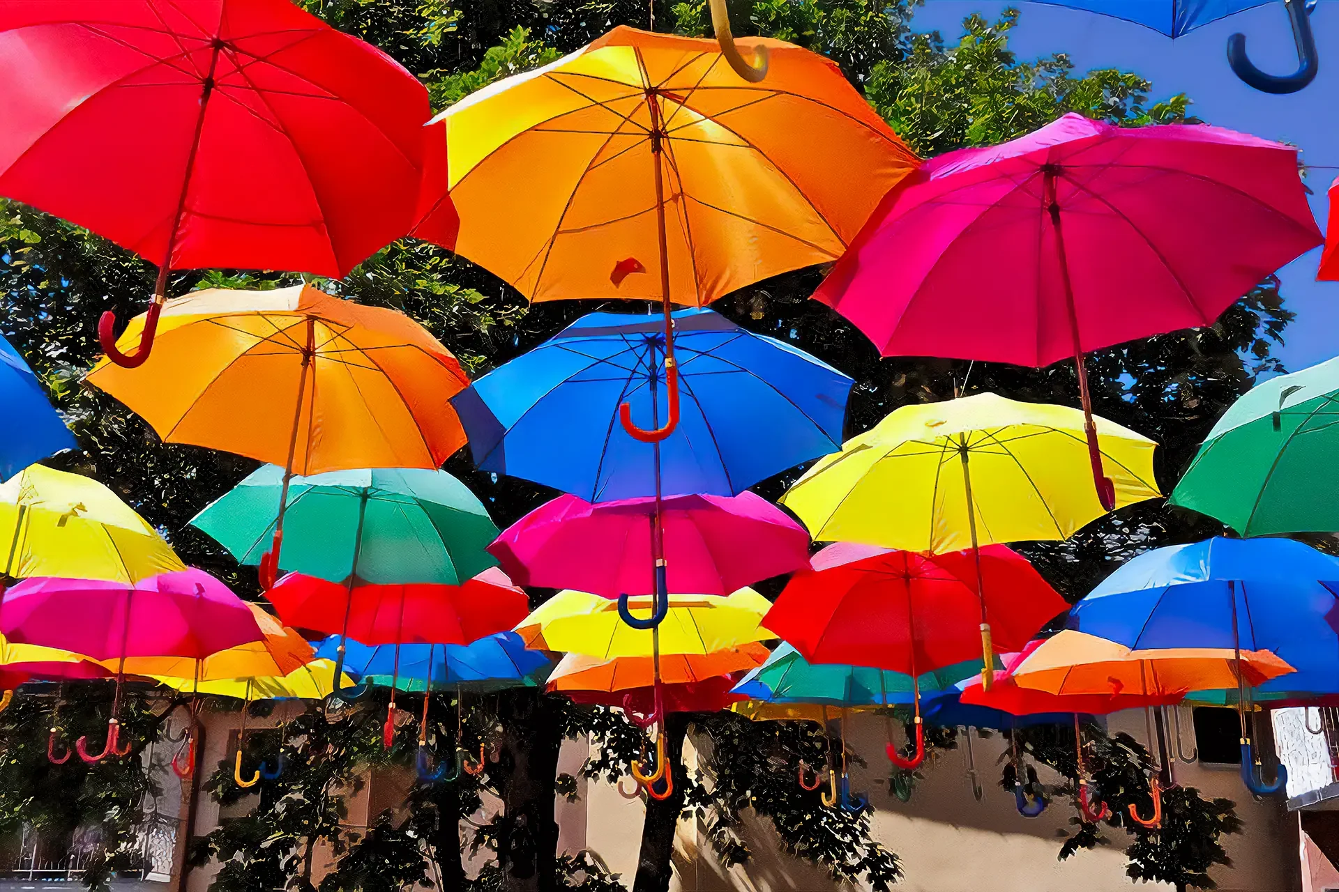 Gli ombrelli colorati appesi, allestimento del Coscienza Festival, Berceto
