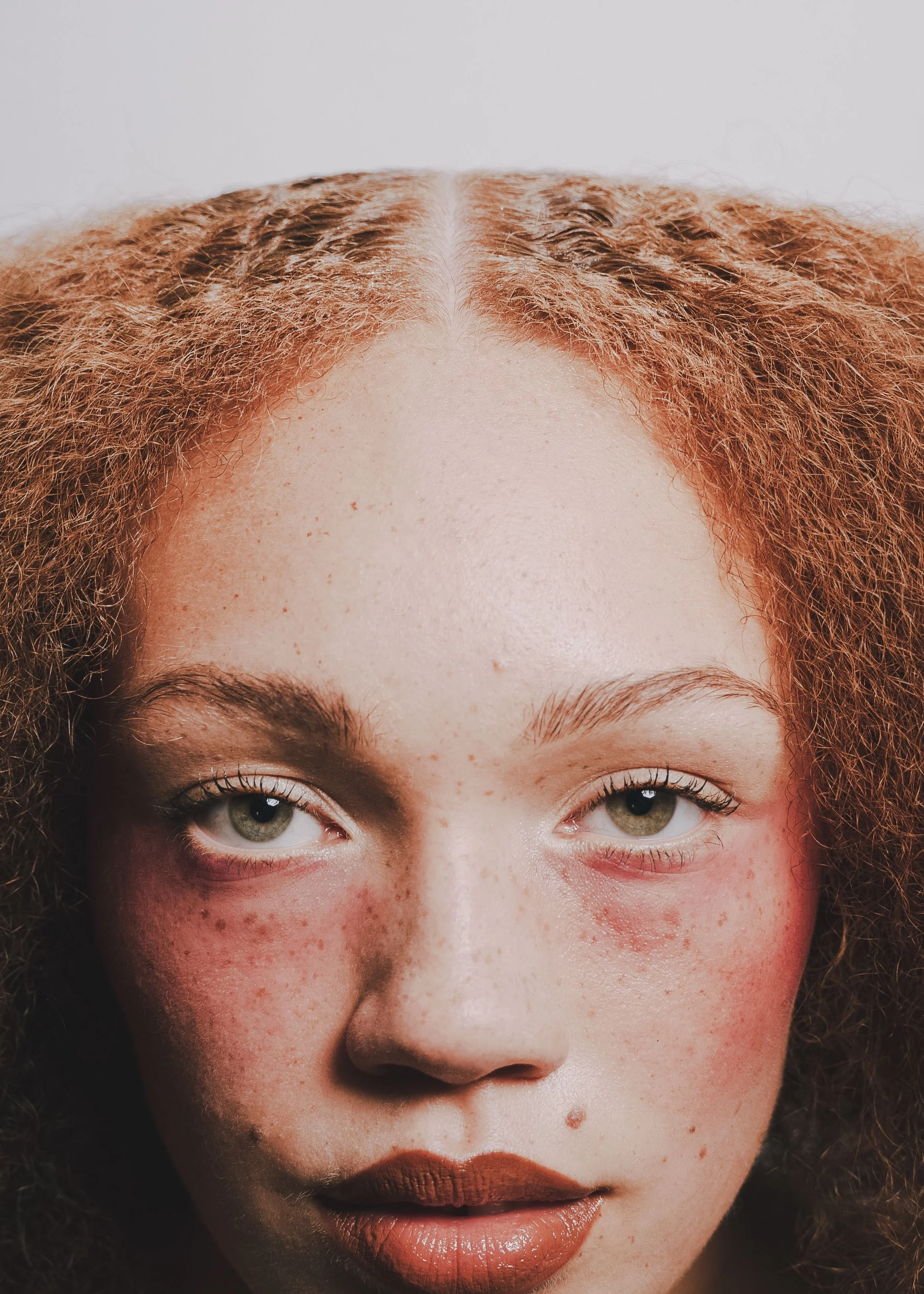 31-miriam-spanu-make-up-artist-main-book.jpg (Copy)