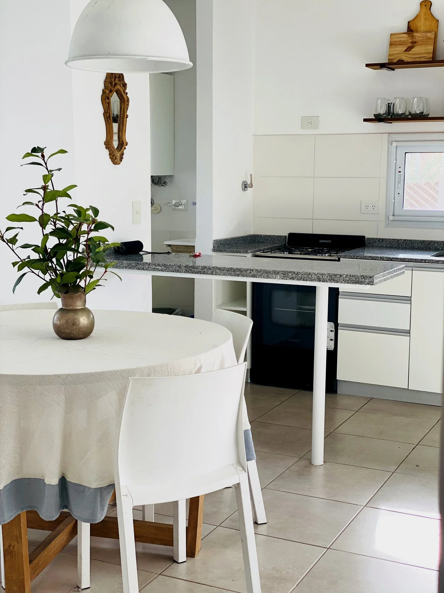 Comedor con cocina integrada y vista al jardín en Casas del Este, Pilar del este
