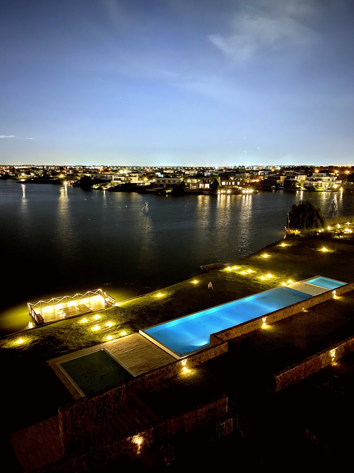 Vista al lago en Qbay Golf, Nordelta. lake front view Departamento amoblado en Qbay Golf, Bahía Grande, Nordelta. Disfrutá una de las mejores vistas sobre los lagos centrales, a pasos de restaurantes, paseo gastronómico y centro comercial