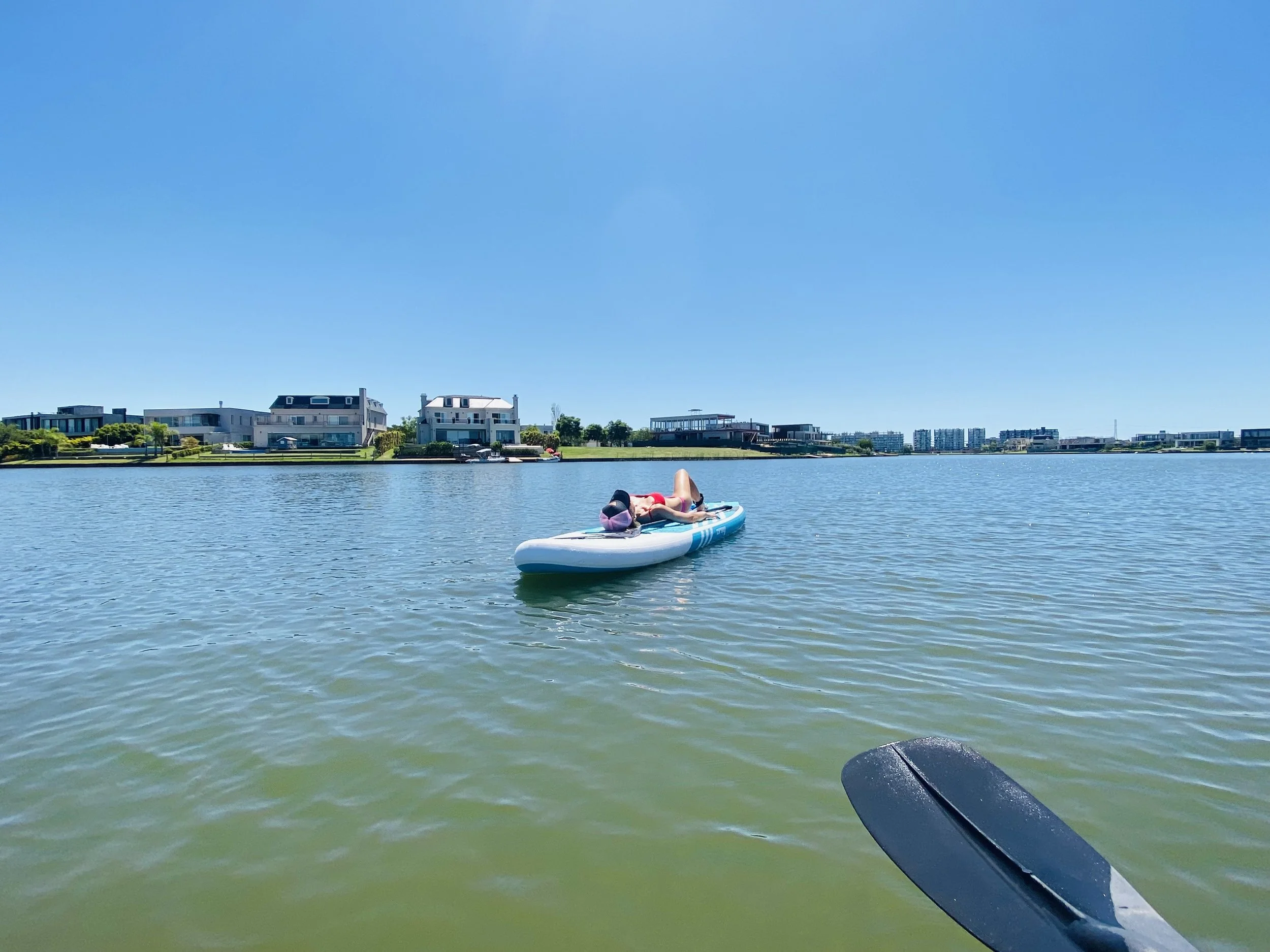 Furnished apartment overlooking the central lake in Nordelta. Monthly rental and relocation residence by Delta View Rentals.