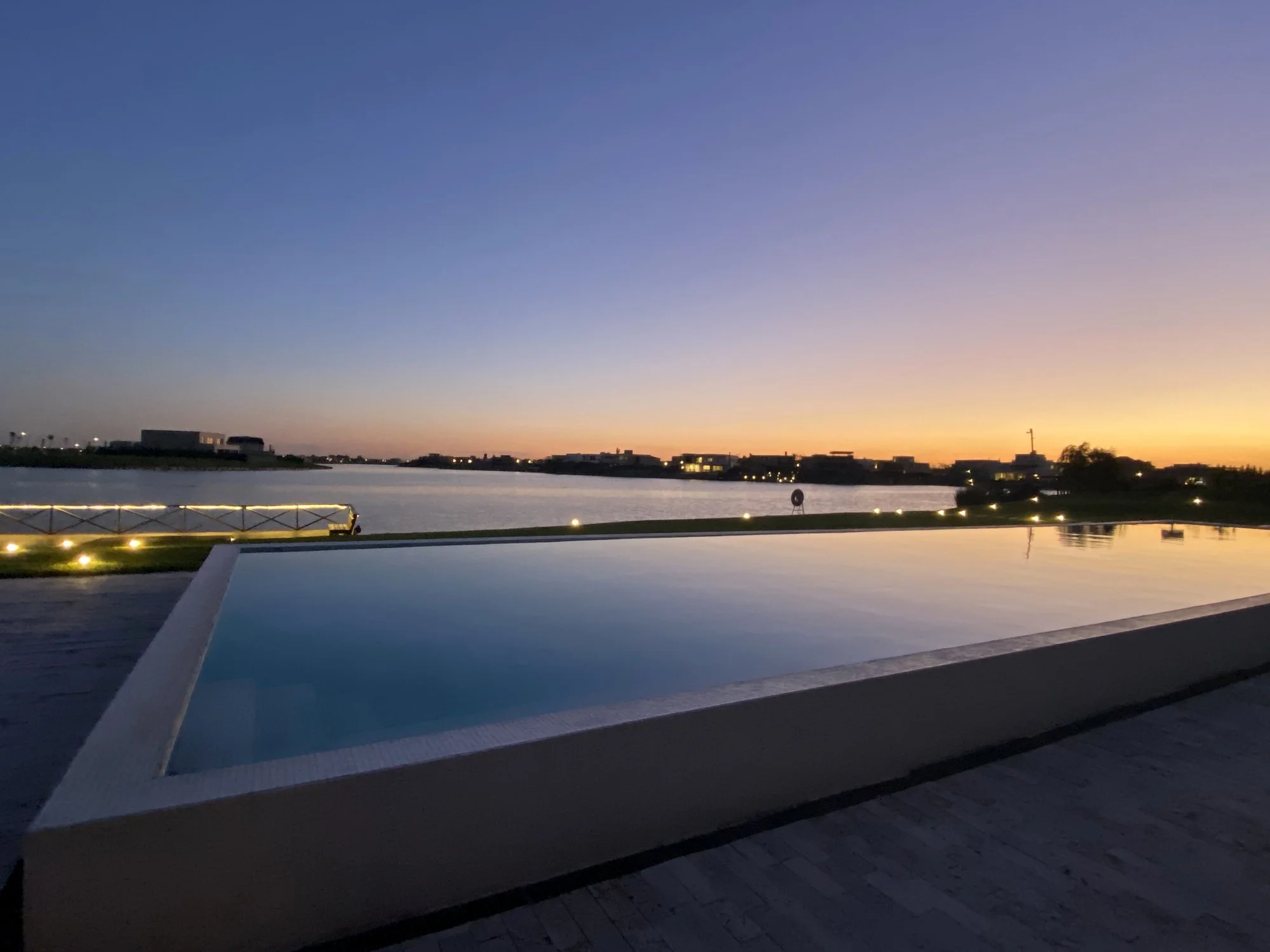 Atardecer sobre el lago en Qbay Golf, Nordelta. lake front view Departamento amoblado en Qbay Golf, Islas del Golf, Nordelta. Disfrutá una de las mejores vistas sobre los lagos centrales, a pasos de restaurantes, paseo gastronómico y centro comercial