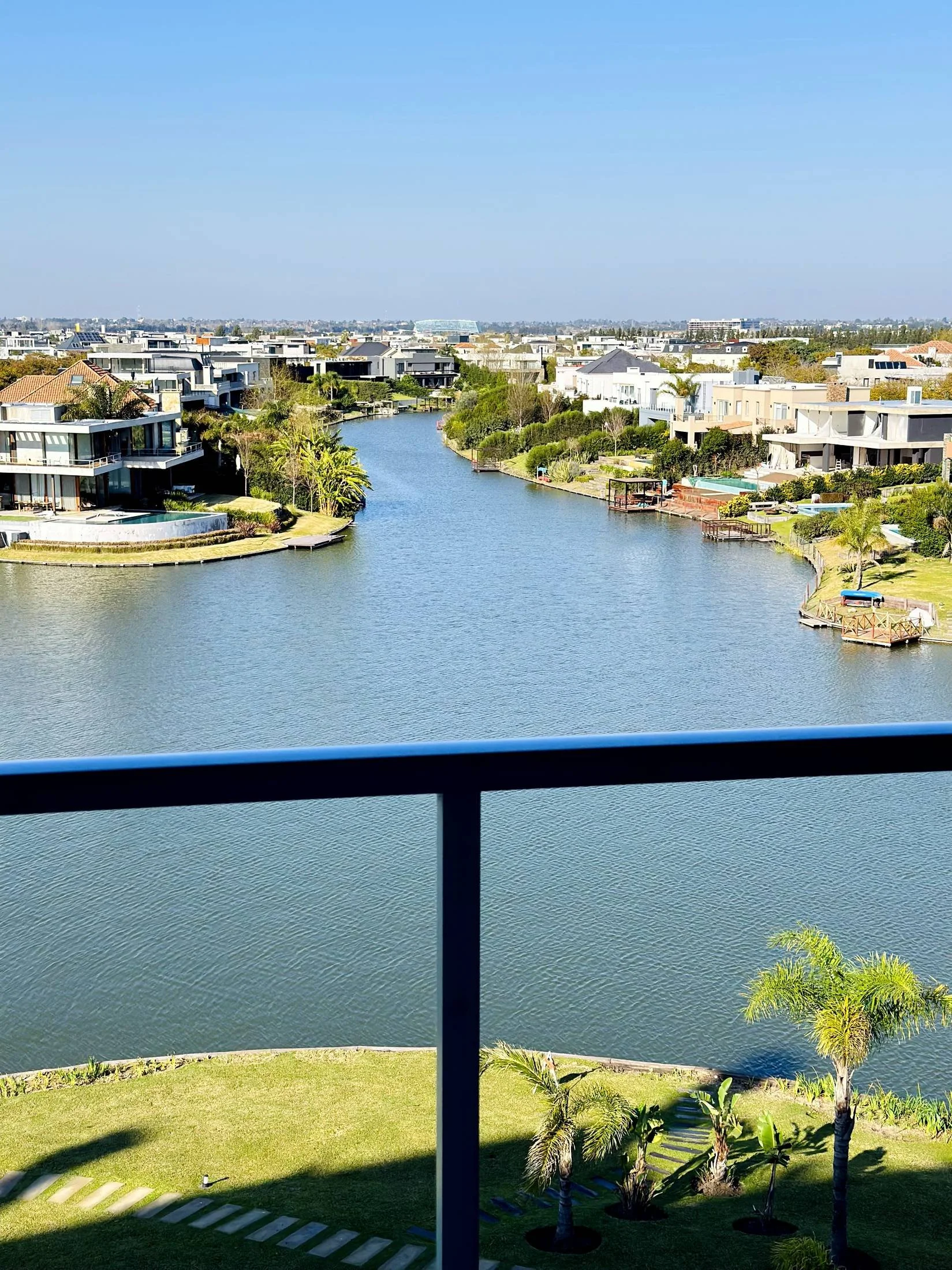 Edificio Enyoi con vista a los lagos centrales de Nordelta, departamento de alquiler temporal Enyoi en Islas del Golf con vista a los lagos centrales