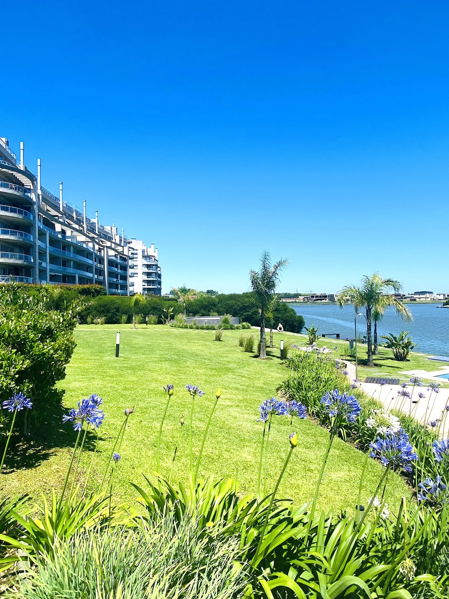 Edificio Enyoi con vista a los lagos centrales de Nordelta, departamento de alquiler temporal Enyoi en Islas del Golf con vista a los lagos centrales