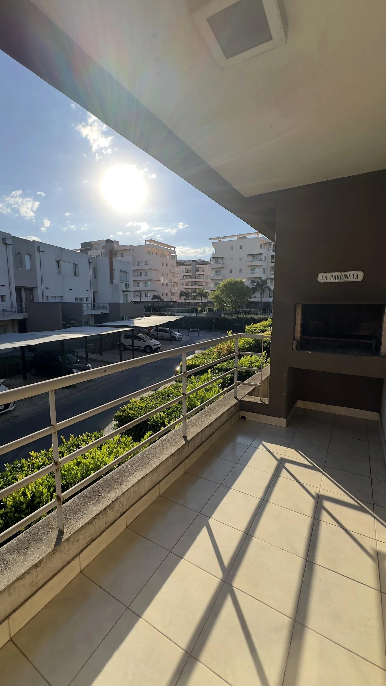 Balcón privado con parrilla en Sendero Nordelta.