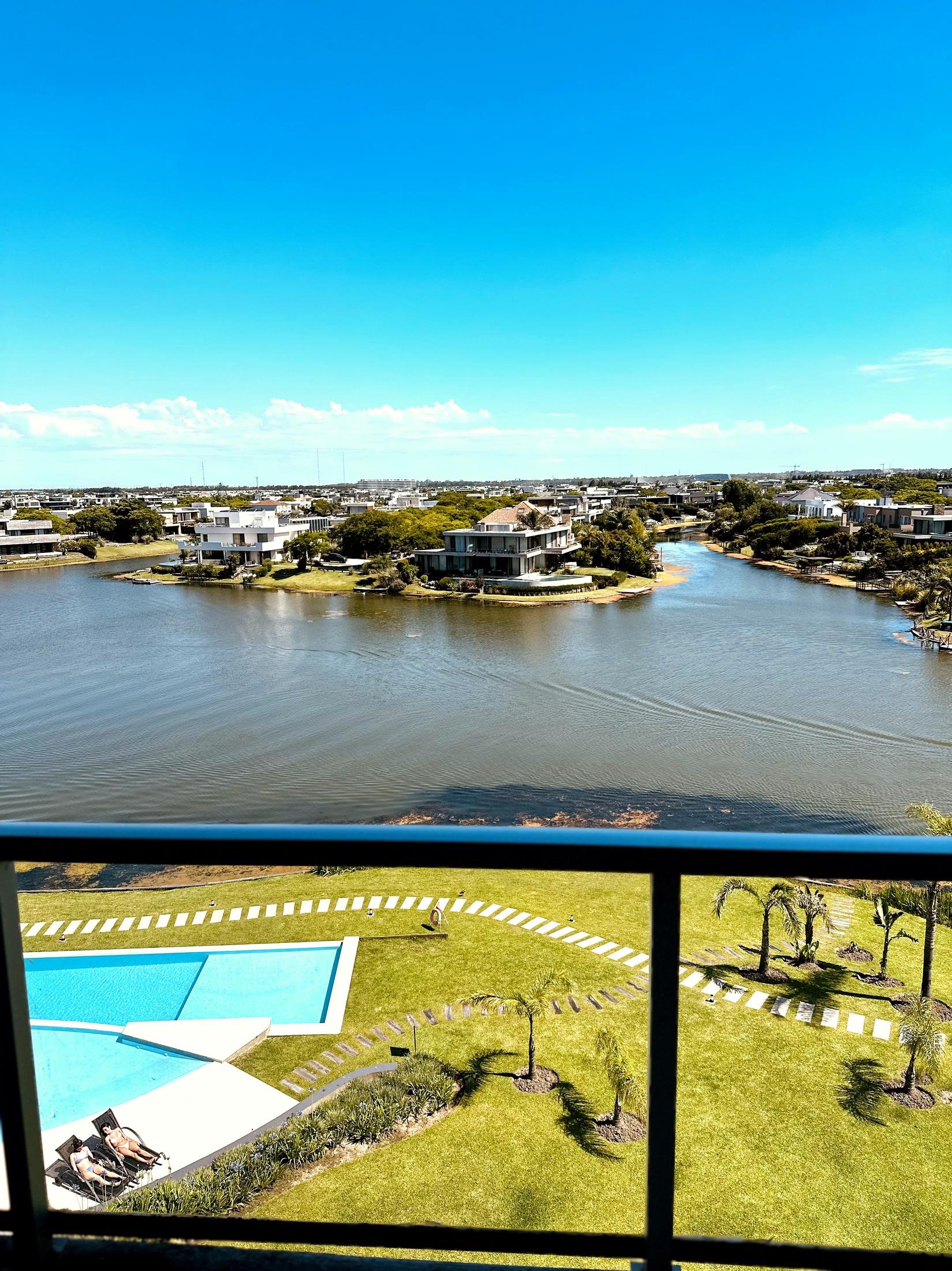 Edificio Enyoi con vista a los lagos centrales de Nordelta, departamento de alquiler temporal Enyoi en Islas del Golf con vista a los lagos centrales
