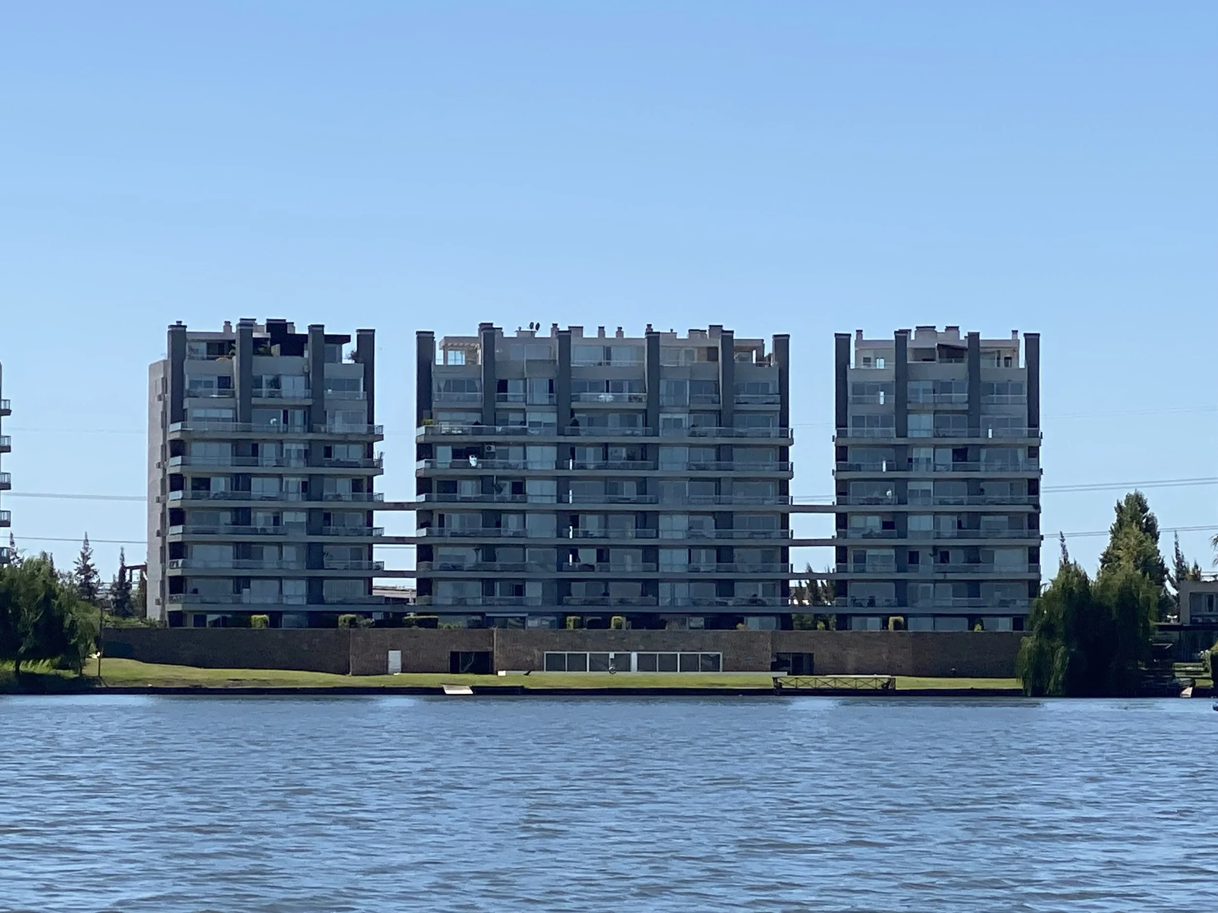 La mejor vista al lago en Qbay Golf, Nordelta. lake front view Departamento amoblado en Qbay Golf, Bahía Grande, Nordelta. Disfrutá una de las mejores vistas sobre los lagos centrales, a pasos de restaurantes, paseo gastronómico y centro comercial