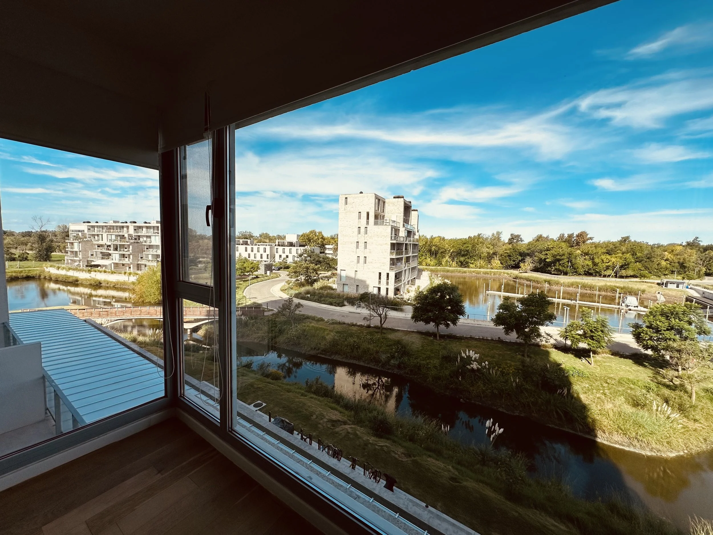 Unfurnished apartment with river views in Tigre. Long-term residence near coworking, marina and waterfront amenities in Puerto de Frutos, Buenos Aires.
