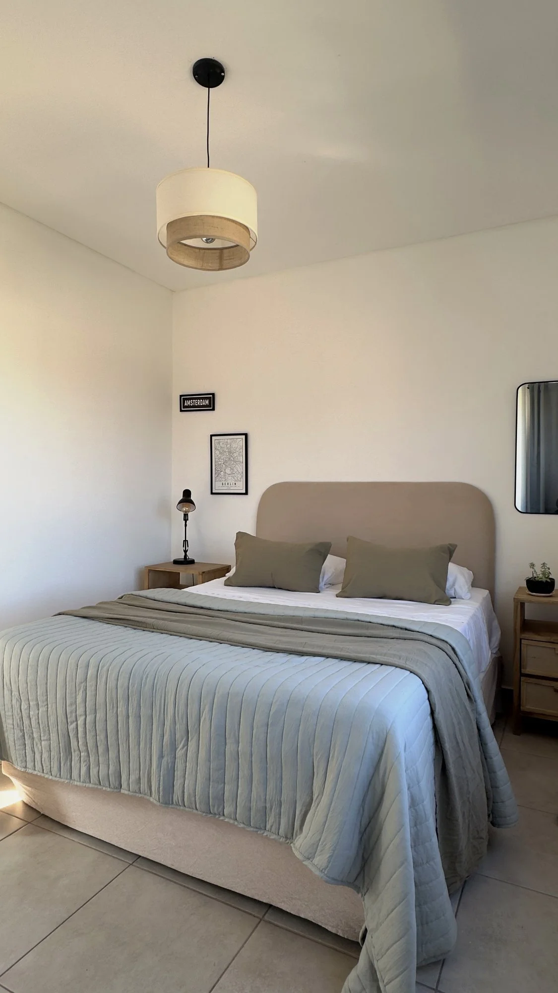 Casa de alquiler temporal en Casas del Este, pilar del este con 3 dormitorios. Habitación con Cama Queen y vista al jardín