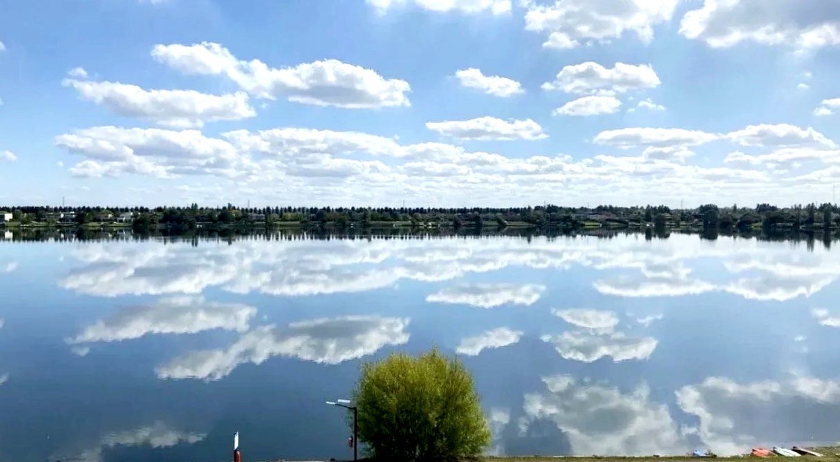 Bajadas para practicar deportes acuáticos, la mejor  Vista departamento alquiler temporal con vista a la laguna cristalina frente al complejo Vila Vela.