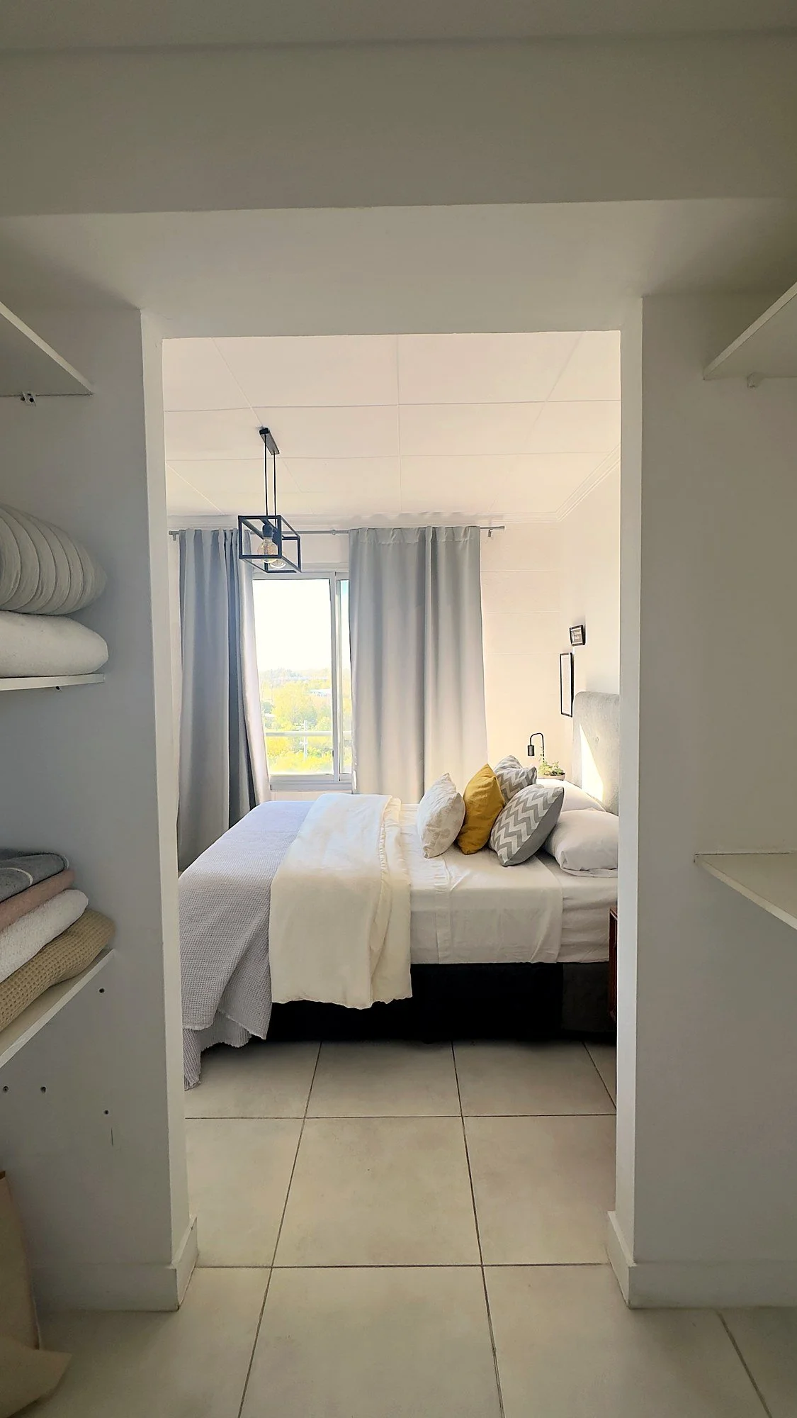 Qbay Golf departamento alquiler temporal amoblado sobre los lagos centrales de Nordelta. A cozy bedroom with a king size bed