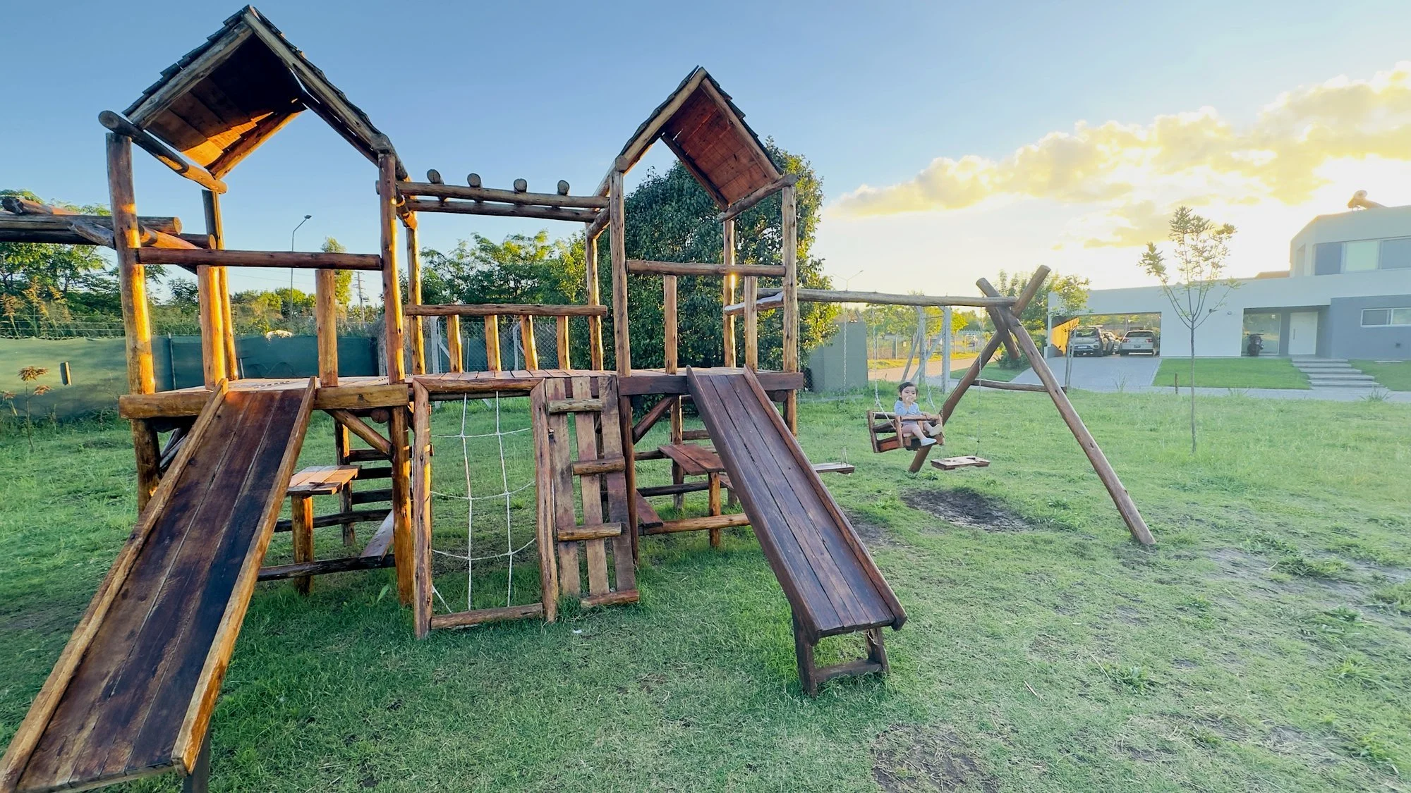 Plaza con juegos vida en familia en Pilar del Este Delta View
