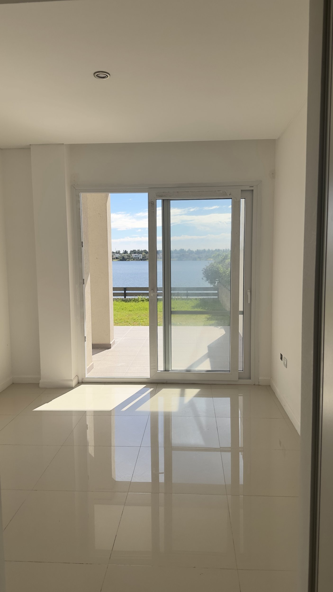 Dormitorio con Vista desde Vila Vela hacia la laguna cristalina de Villanueva.