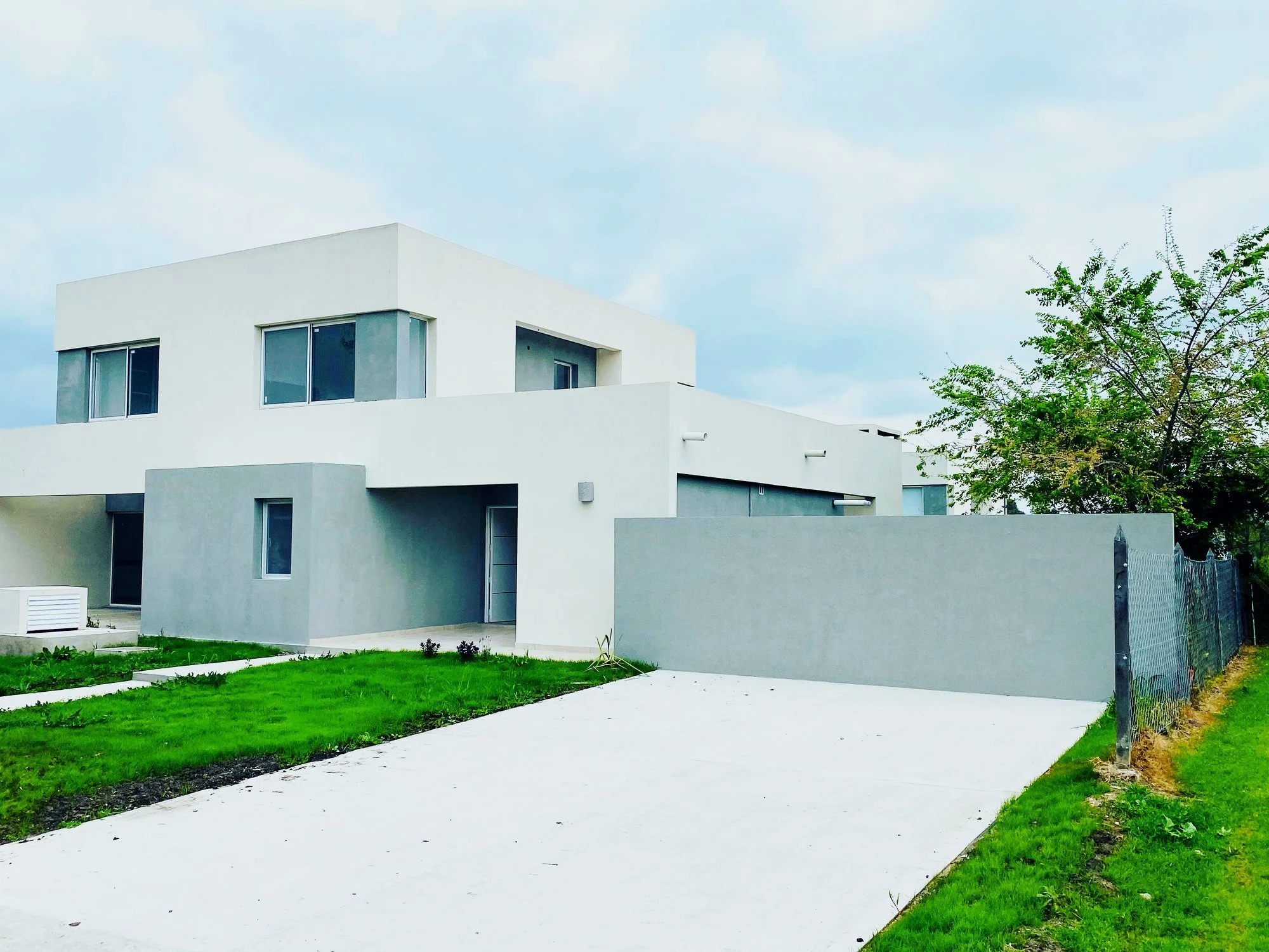 Casa de alquiler temporal amoblada con diseño en Pilar del Este condominio casas del este
