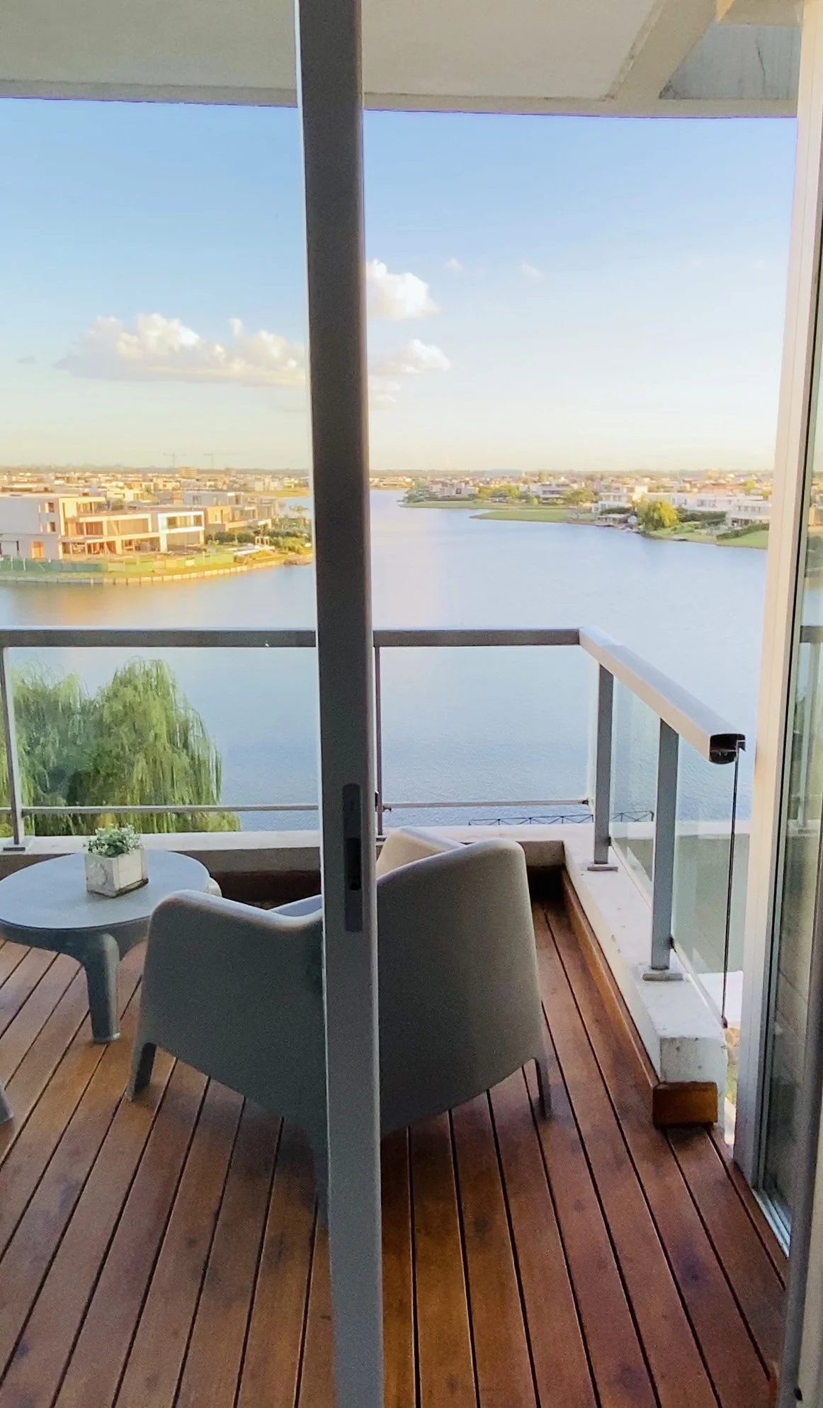balcon con vista al lago en Qbay Golf, Nordelta. lake front view Departamento amoblado en Qbay Golf, Bahía Grande, Nordelta. Disfrutá una de las mejores vistas sobre los lagos centrales, a pasos de restaurantes, paseo gastronómico y centro comercial