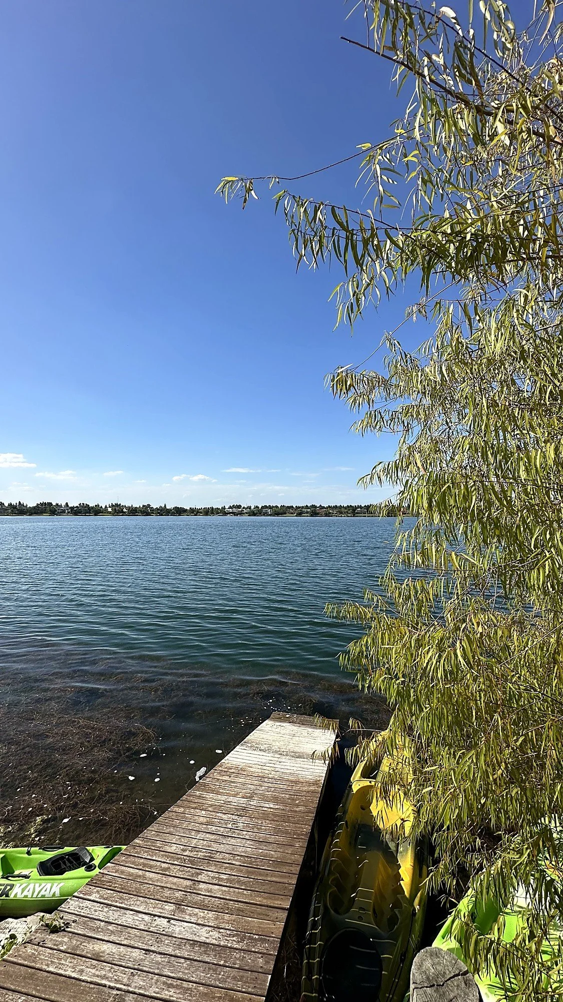 Bajadas para practicar deportes acuáticos, la mejor  Vista departamento alquiler temporal con vista a la laguna cristalina frente al complejo Vila Vela.