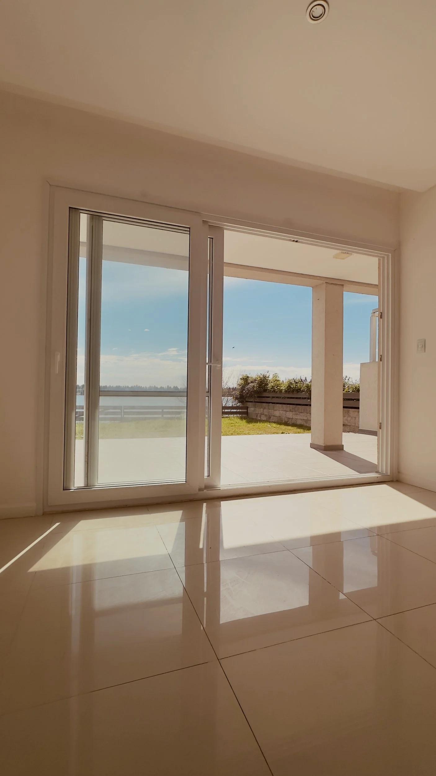 Living con Vista desde Vila Vela hacia la laguna cristalina de Villanueva.