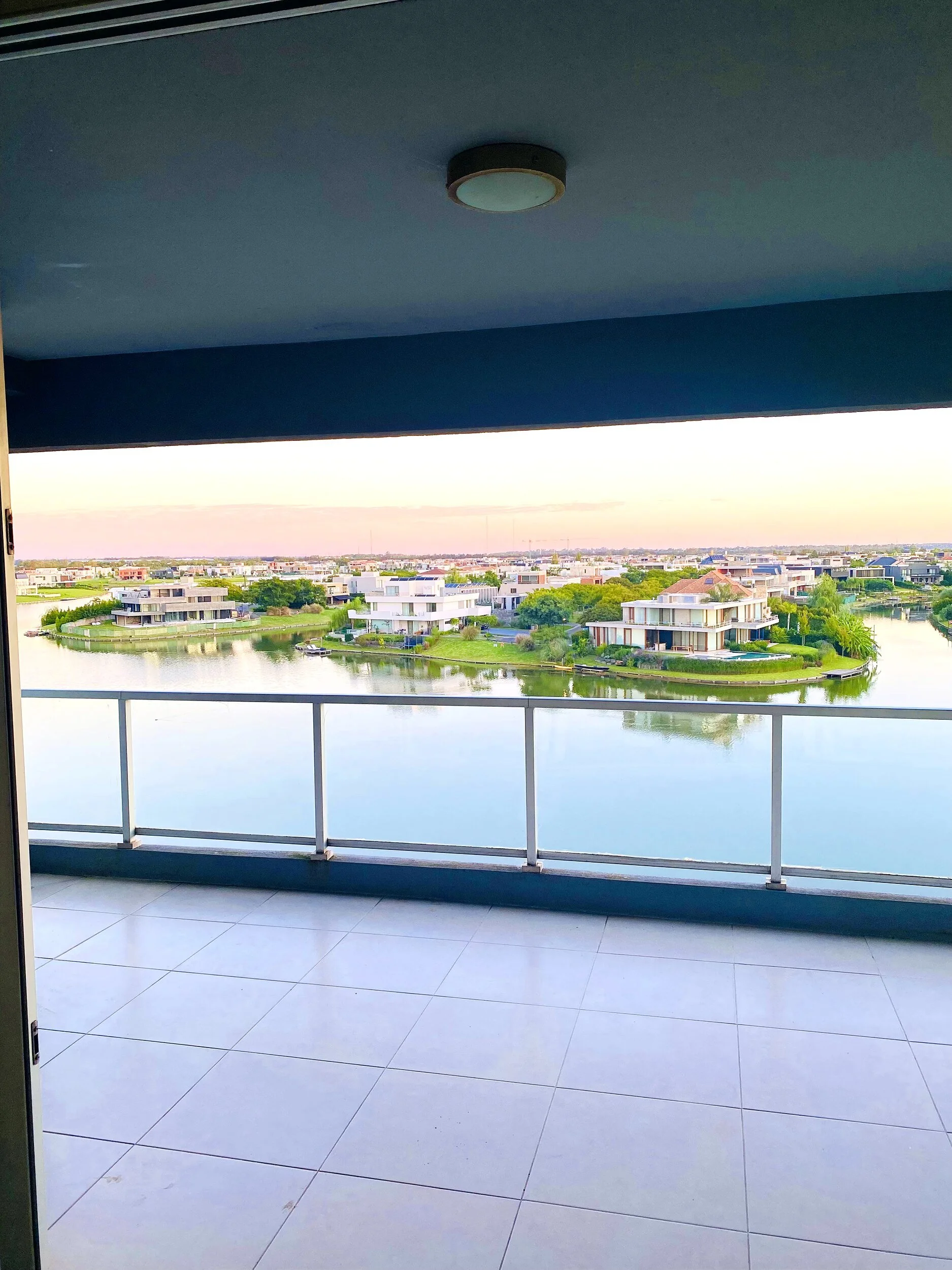 Edificio Enyoi con vista a los lagos centrales de Nordelta, departamento de alquiler temporal Enyoi en Islas del Golf con vista a los lagos centrales