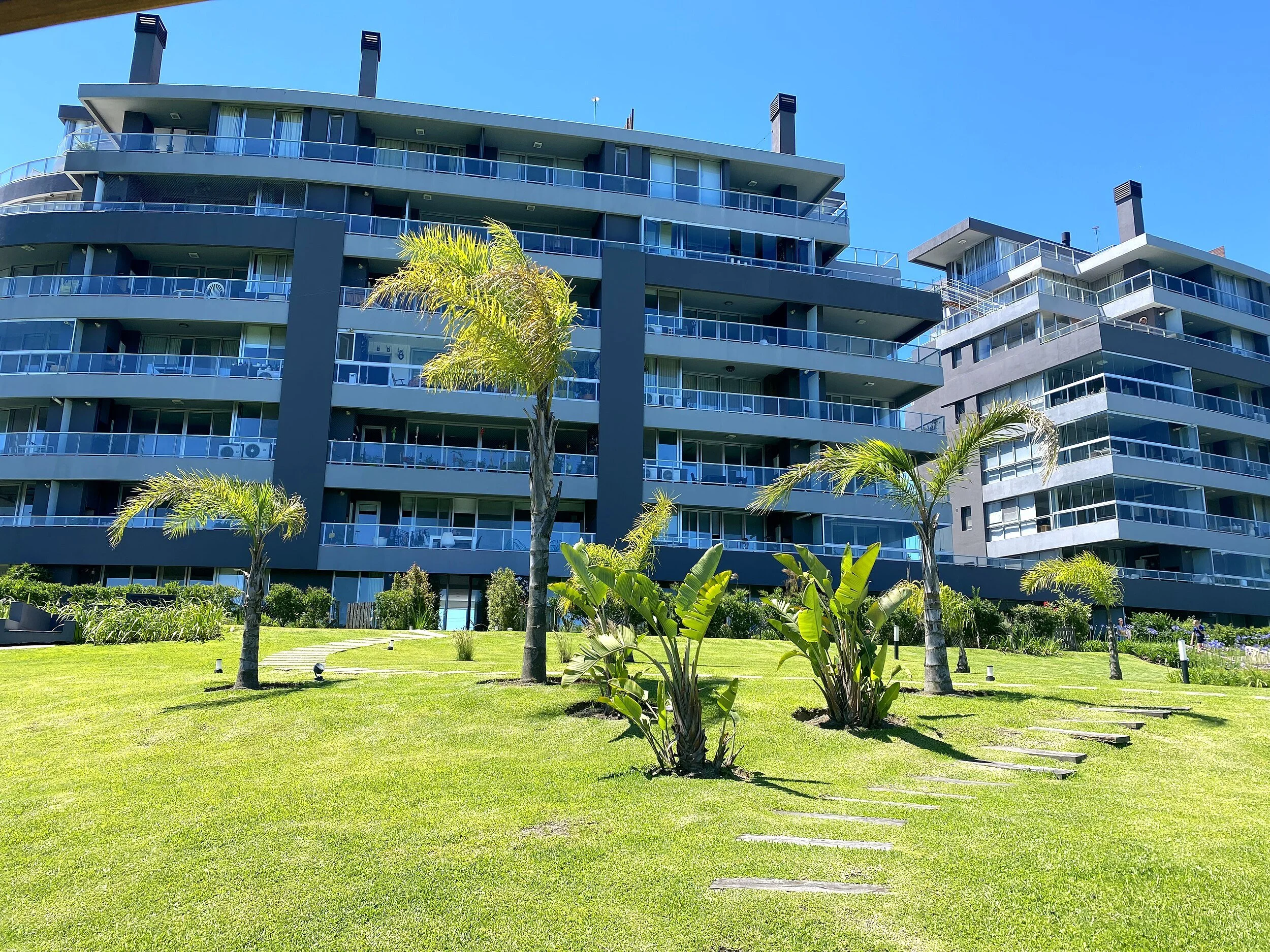 Edificio Enyoi con vista a los lagos centrales de Nordelta, departamento de alquiler temporal Enyoi en Islas del Golf con vista a los lagos centrales