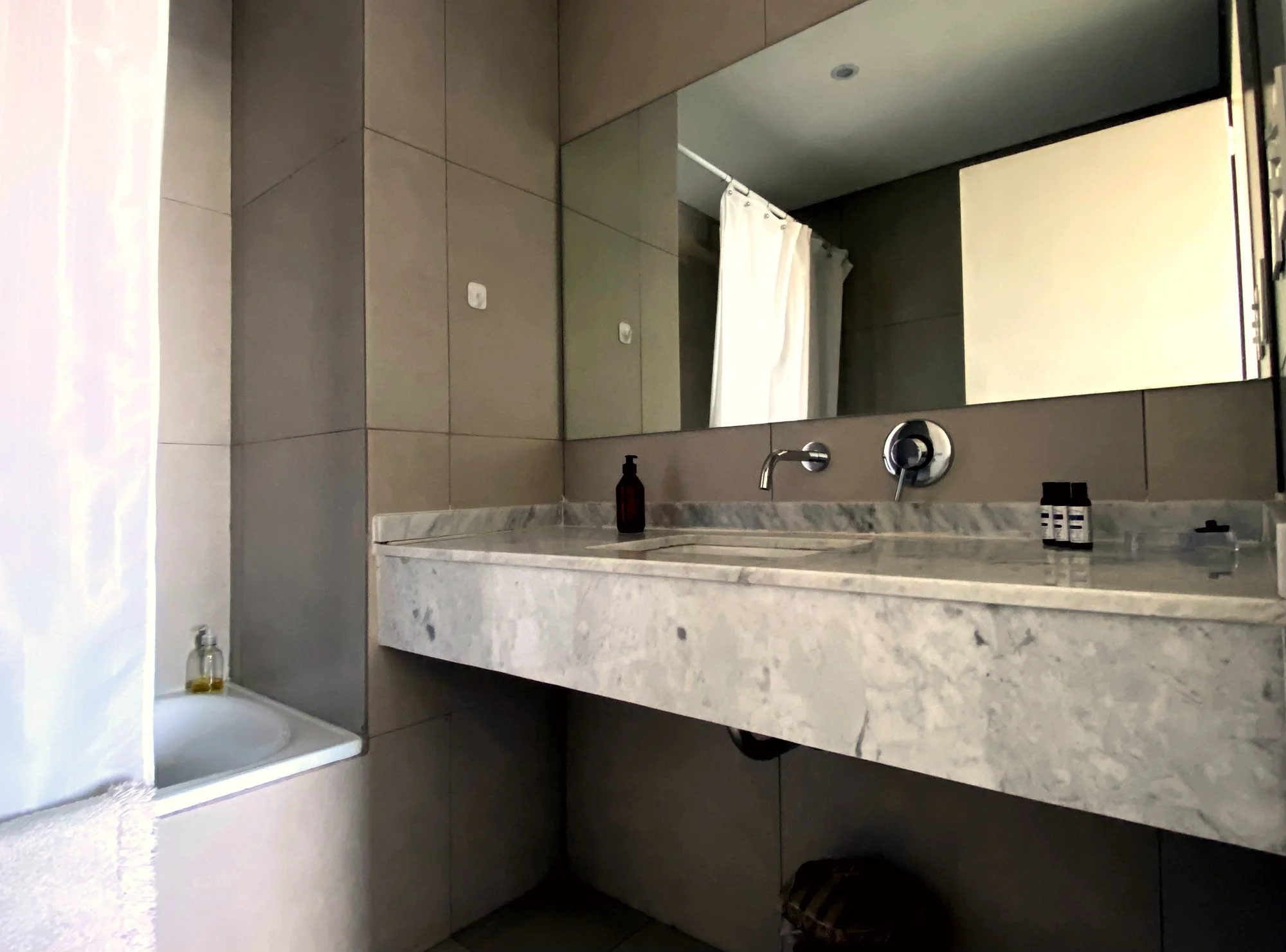 Baño con terminaciones premium mármol de Carrara en Qbay GoLF Nordelta