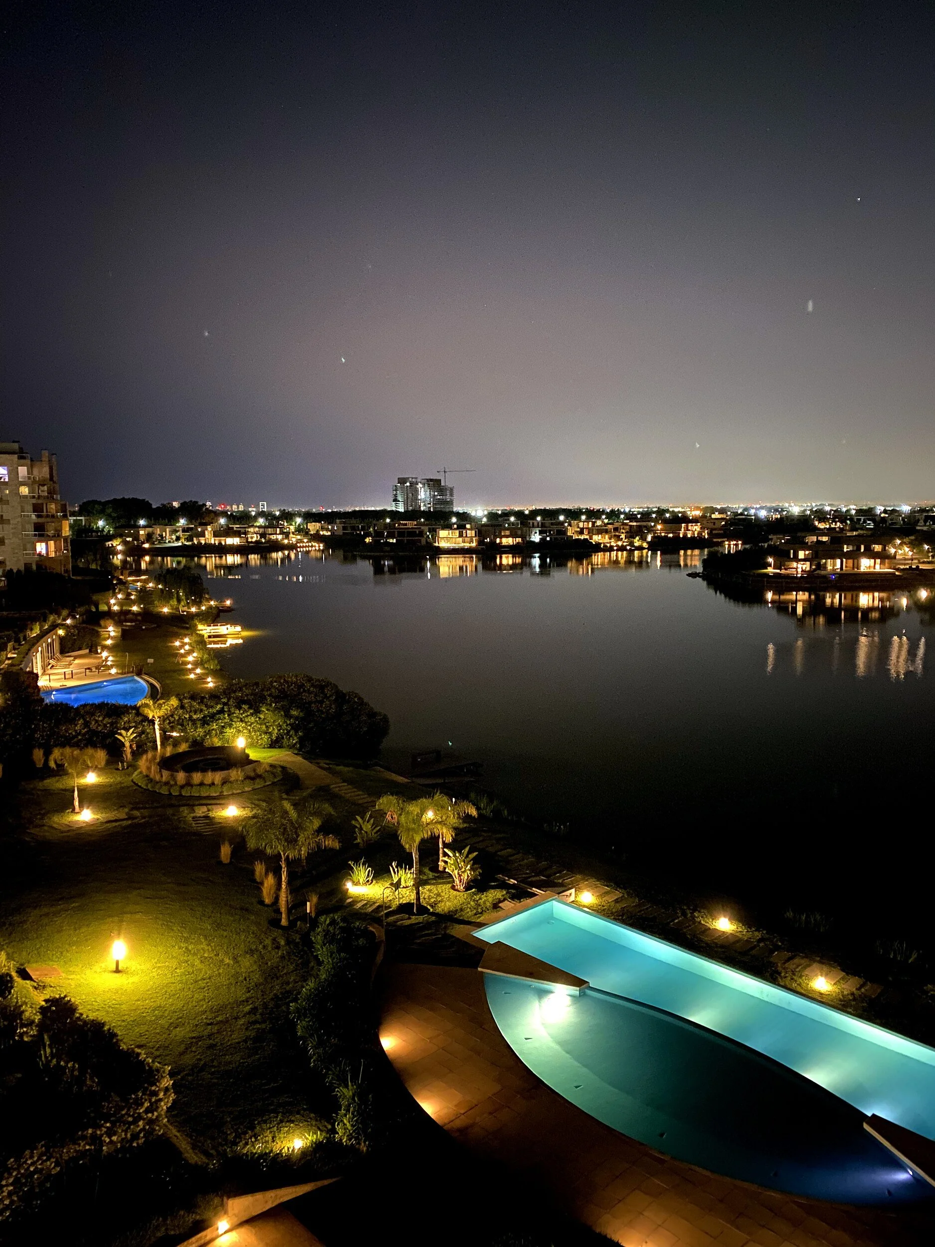 Edificio Enyoi con vista a los lagos centrales de Nordelta, departamento de alquiler temporal Enyoi en Islas del Golf con vista a los lagos centrales