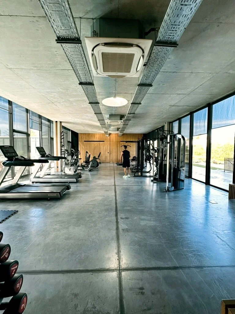 Gimnasio profesional en Venice Tigre. Clases de yoga y musculación Departamento Venice con vista al río en Tigre.