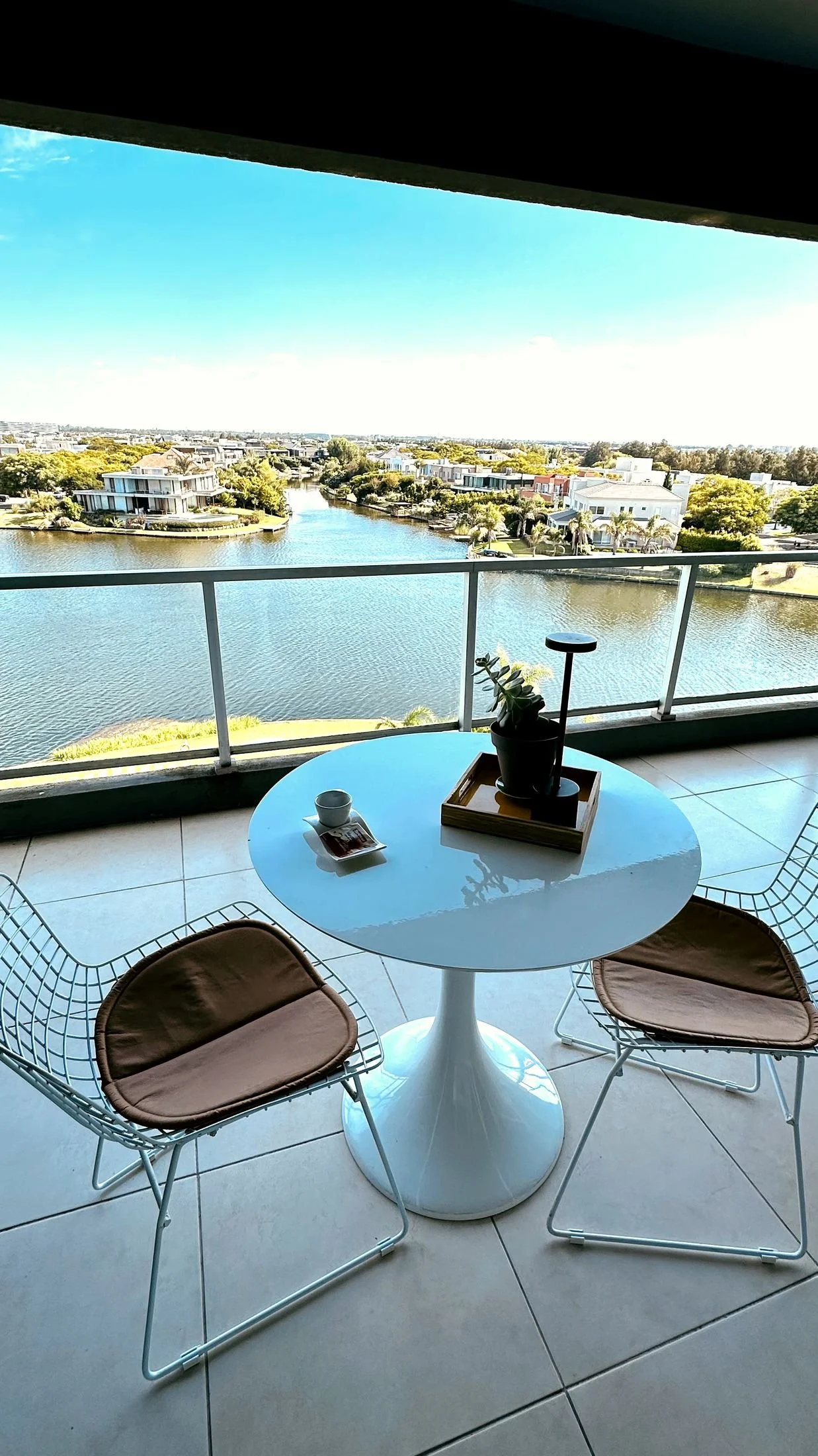 Terraza privada con BBQ o parrilla en  Enyoi vista a los lagos centrales de Nordelta, desde el departamento de alquiler temporal Enyoi en Islas del Golf