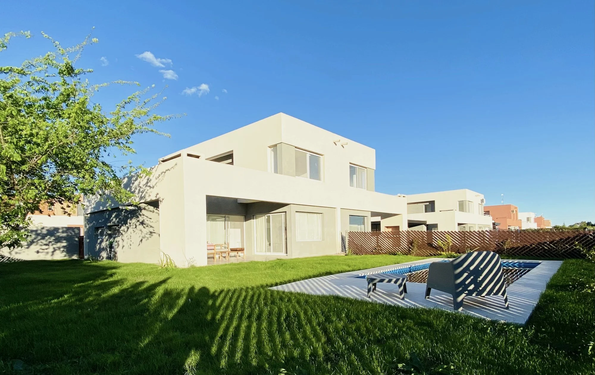 Piscina y jardín con galeria en casas del este, Pilar del Este