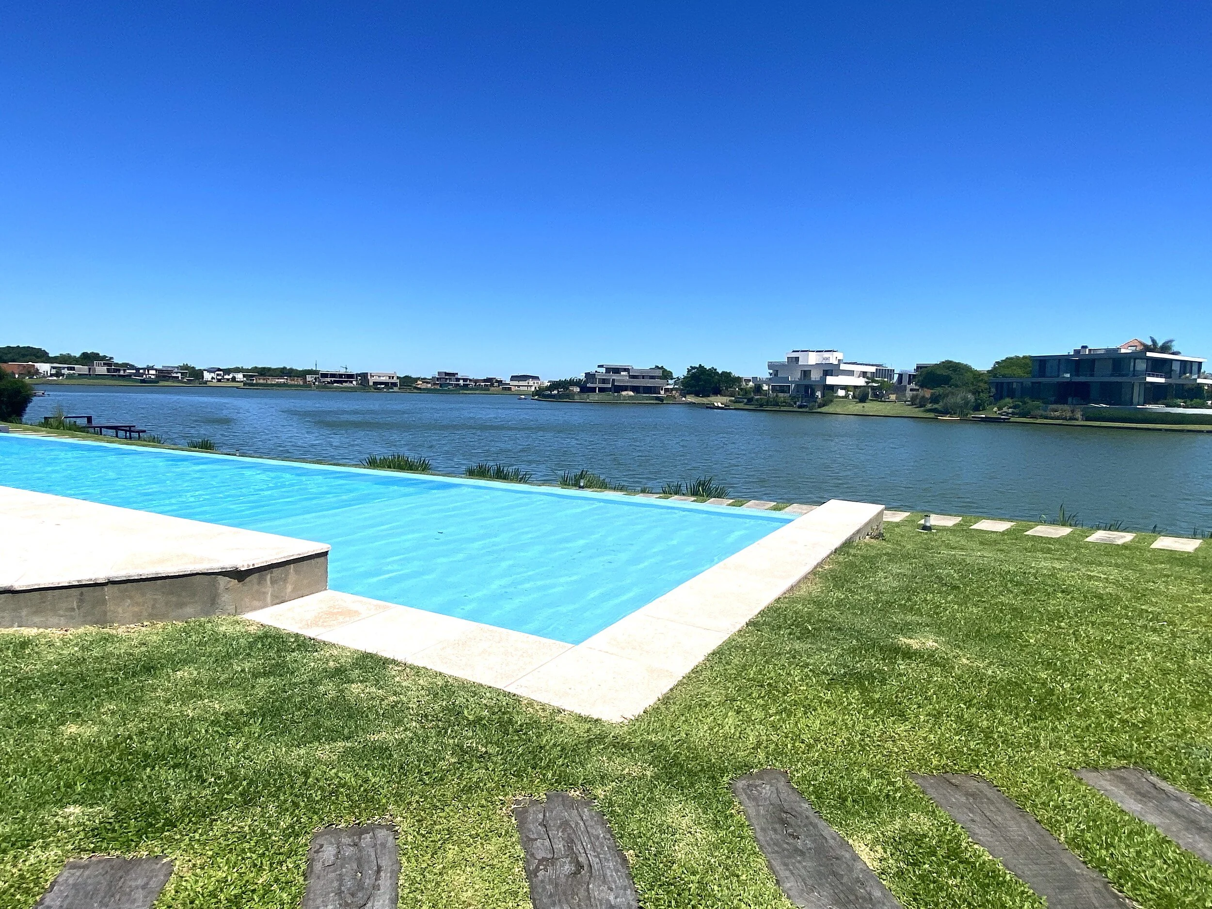 Edificio Enyoi con vista a los lagos centrales de Nordelta, departamento de alquiler temporal Enyoi en Islas del Golf con vista a los lagos centrales. jardines junto al lago