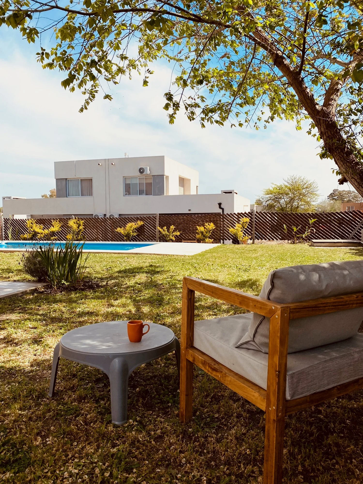Jardin con piscina y parrilla para disfrutar la calma de Casas del Este, pilar del este