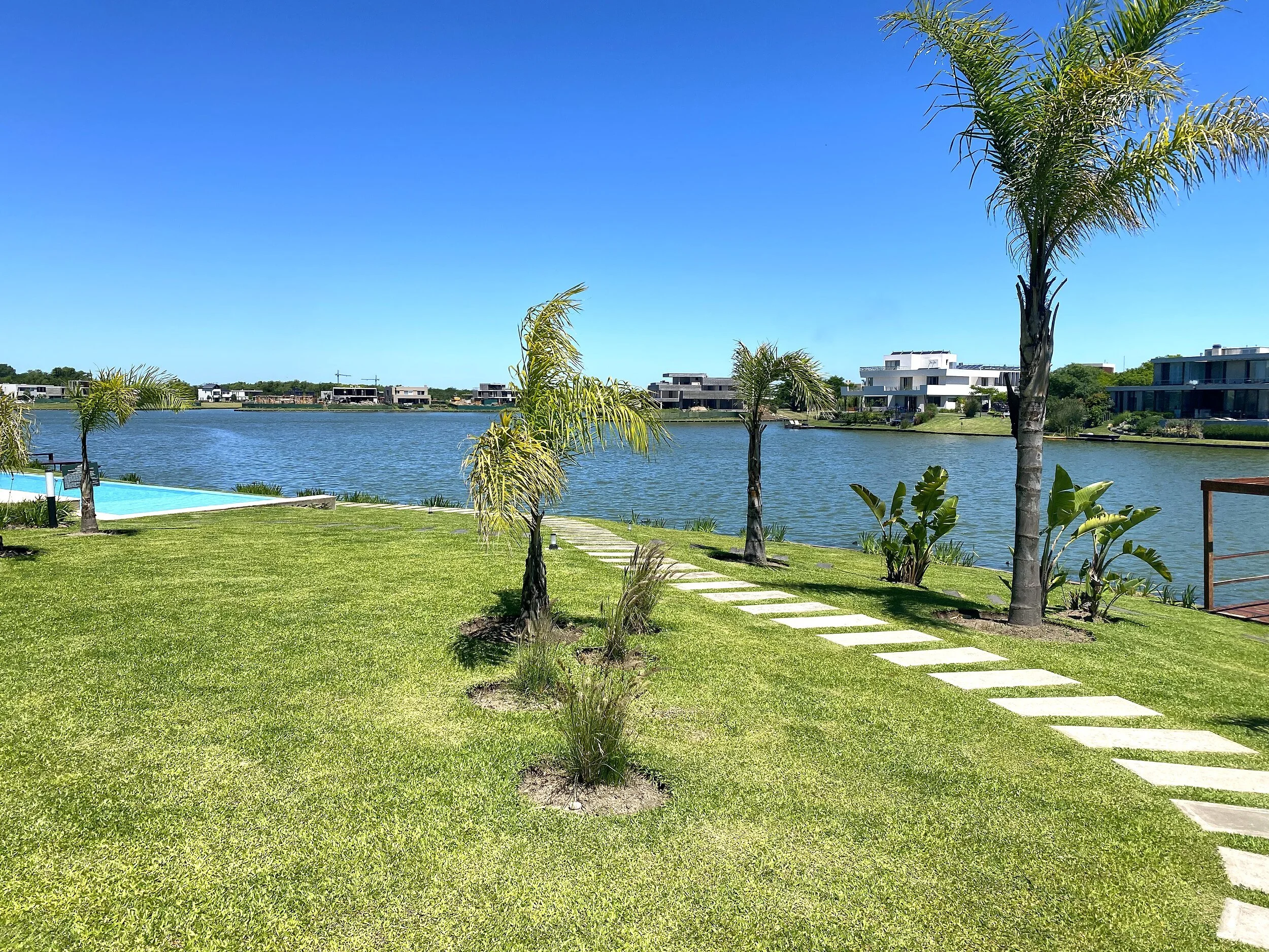 Edificio Enyoi con vista a los lagos centrales de Nordelta, departamento de alquiler temporal Enyoi en Islas del Golf con vista a los lagos centrales . Jardines tipo resort junto al lago