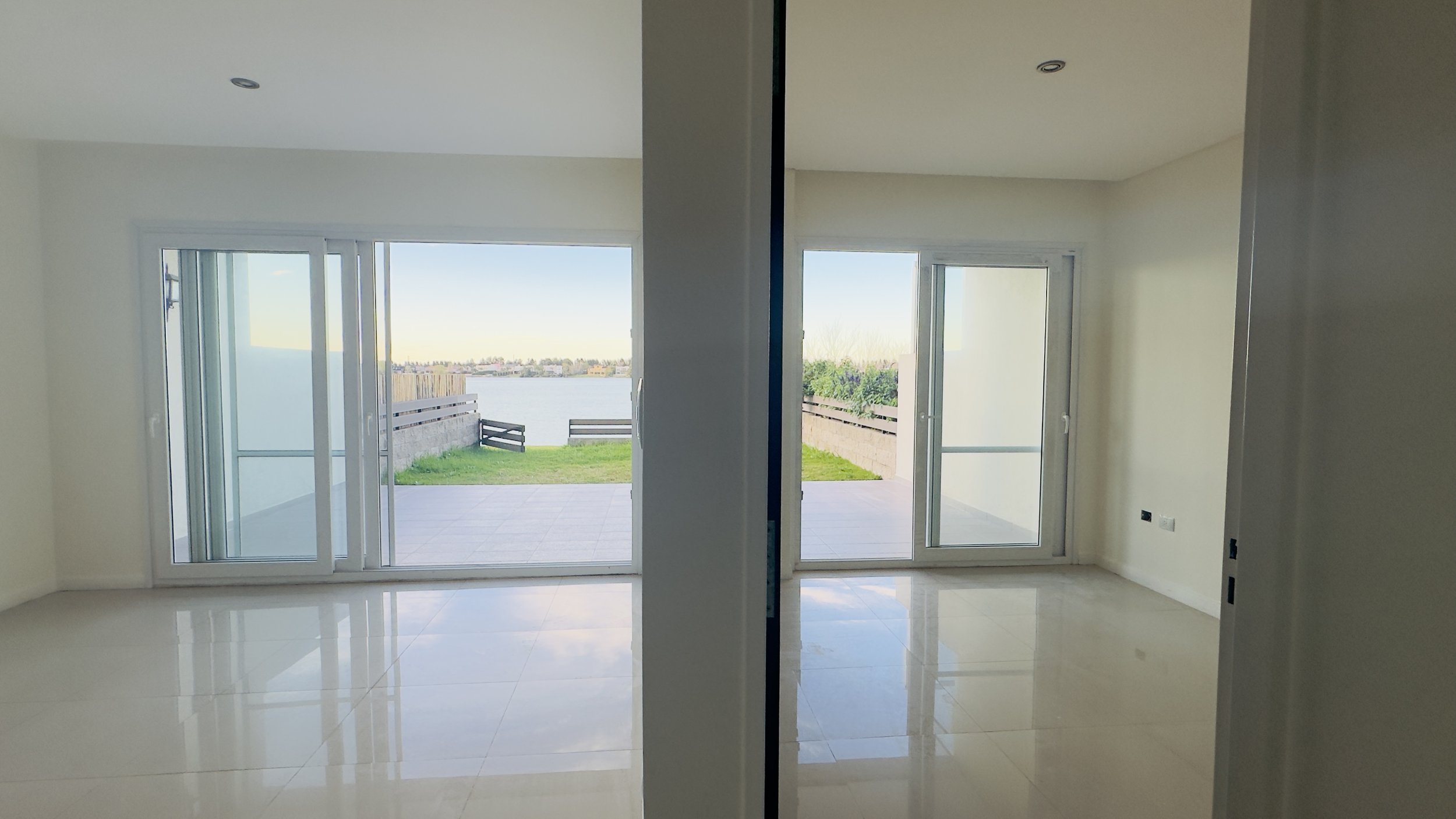 living y dormitorio con vista al lago y jardín propio alquiler en TIGRE