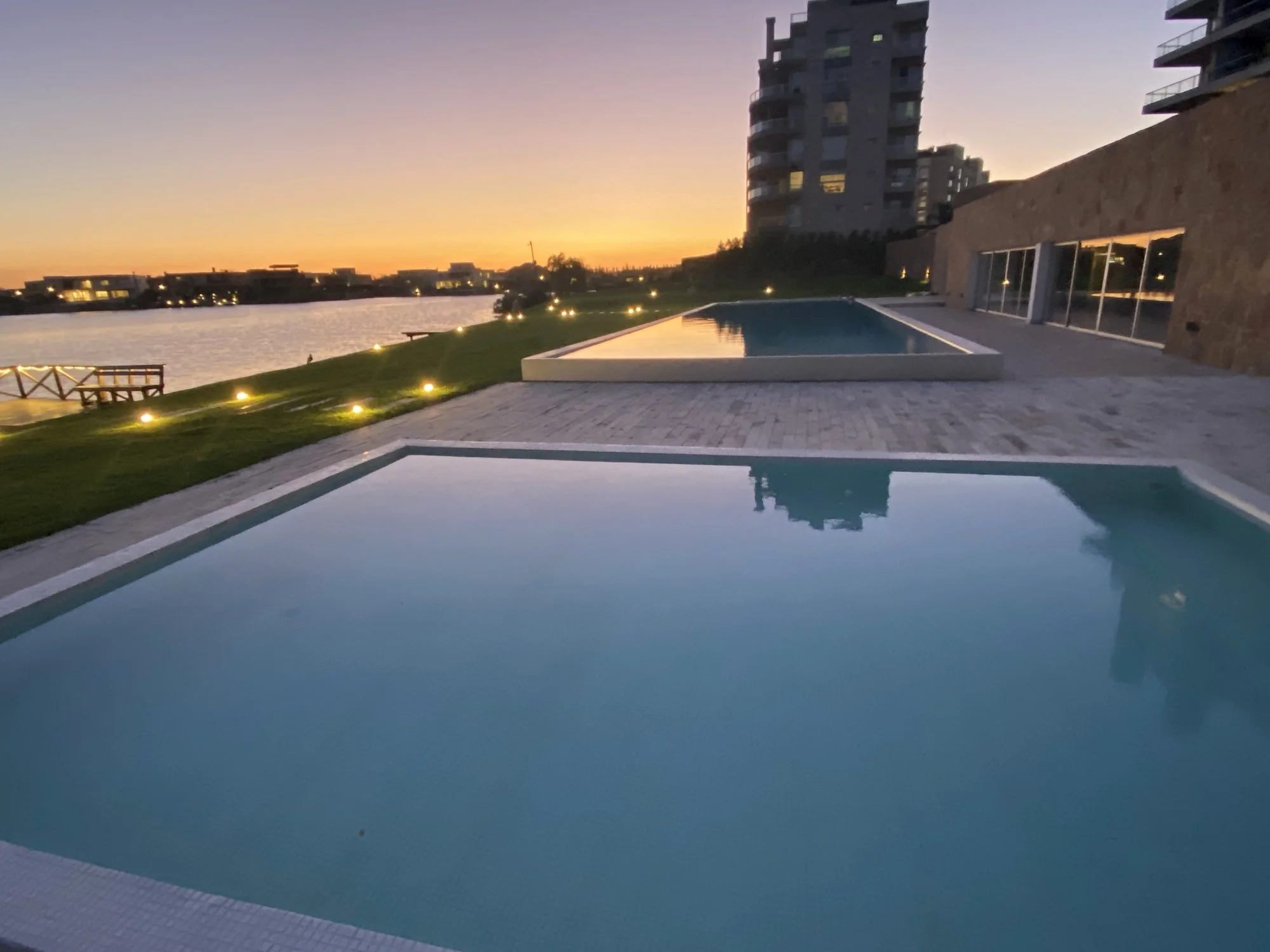 Atardecer sobre el lago en Qbay Golf, Nordelta. lake front view Departamento amoblado en Qbay Golf, Islas del Golf, Nordelta. Disfrutá una de las mejores vistas sobre los lagos centrales, a pasos de restaurantes, paseo gastronómico y centro comercial