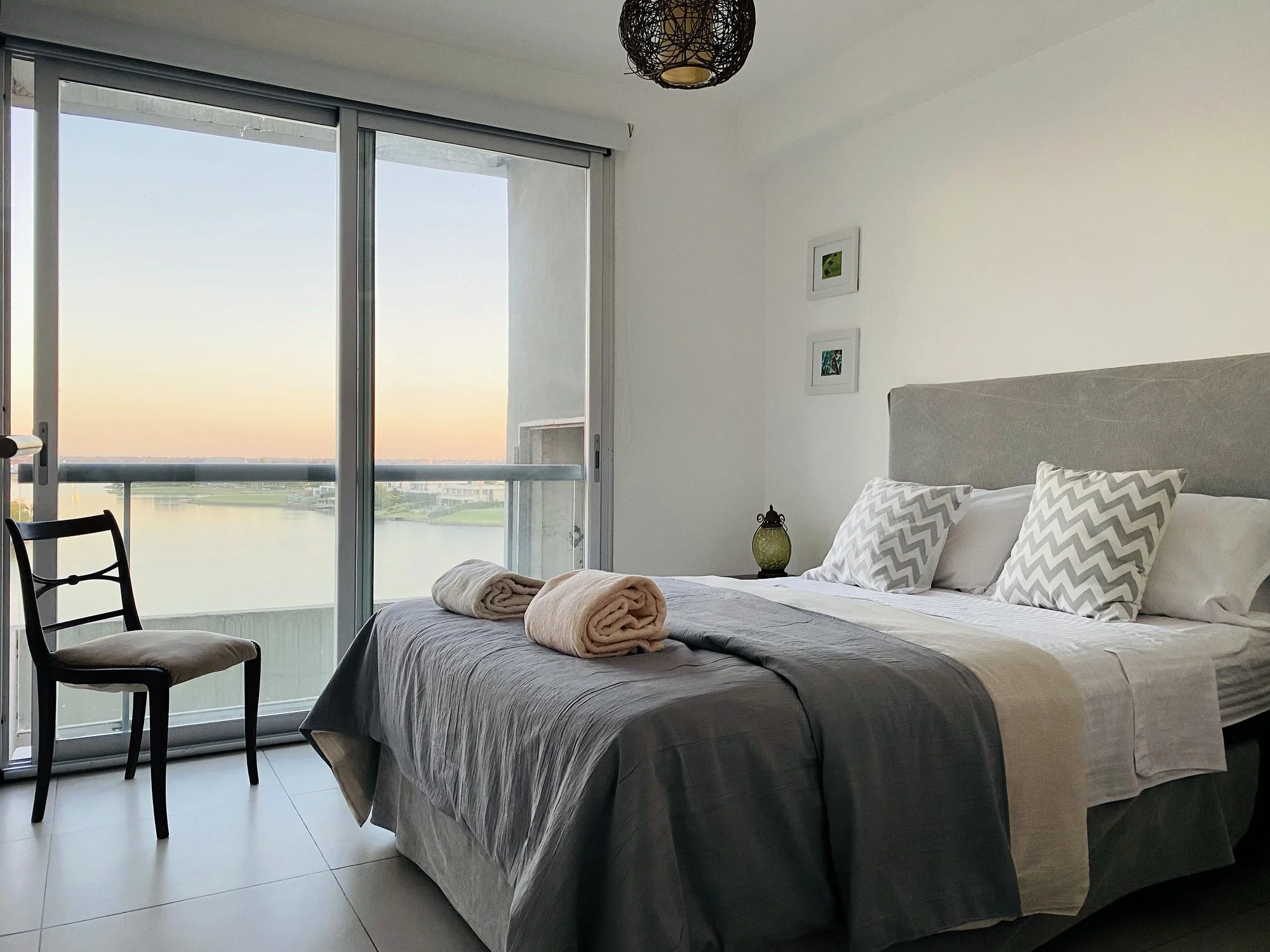 Dormitorio al lago en Qbay Golf, Nordelta. lake front view Departamento amoblado en Qbay Golf, Islas del Golf, Nordelta. Disfrutá una de las mejores vistas sobre los lagos centrales, a pasos de restaurantes, paseo gastronómico y centro comercial