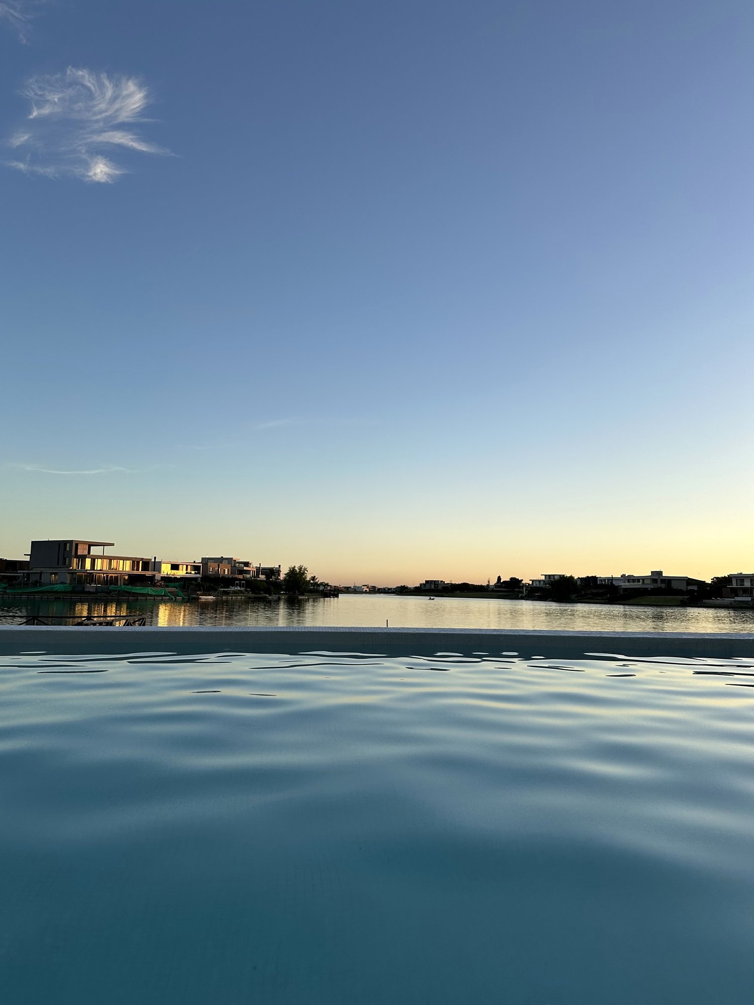 Piscina Infinity Qbay Golf Nordelta Sunset