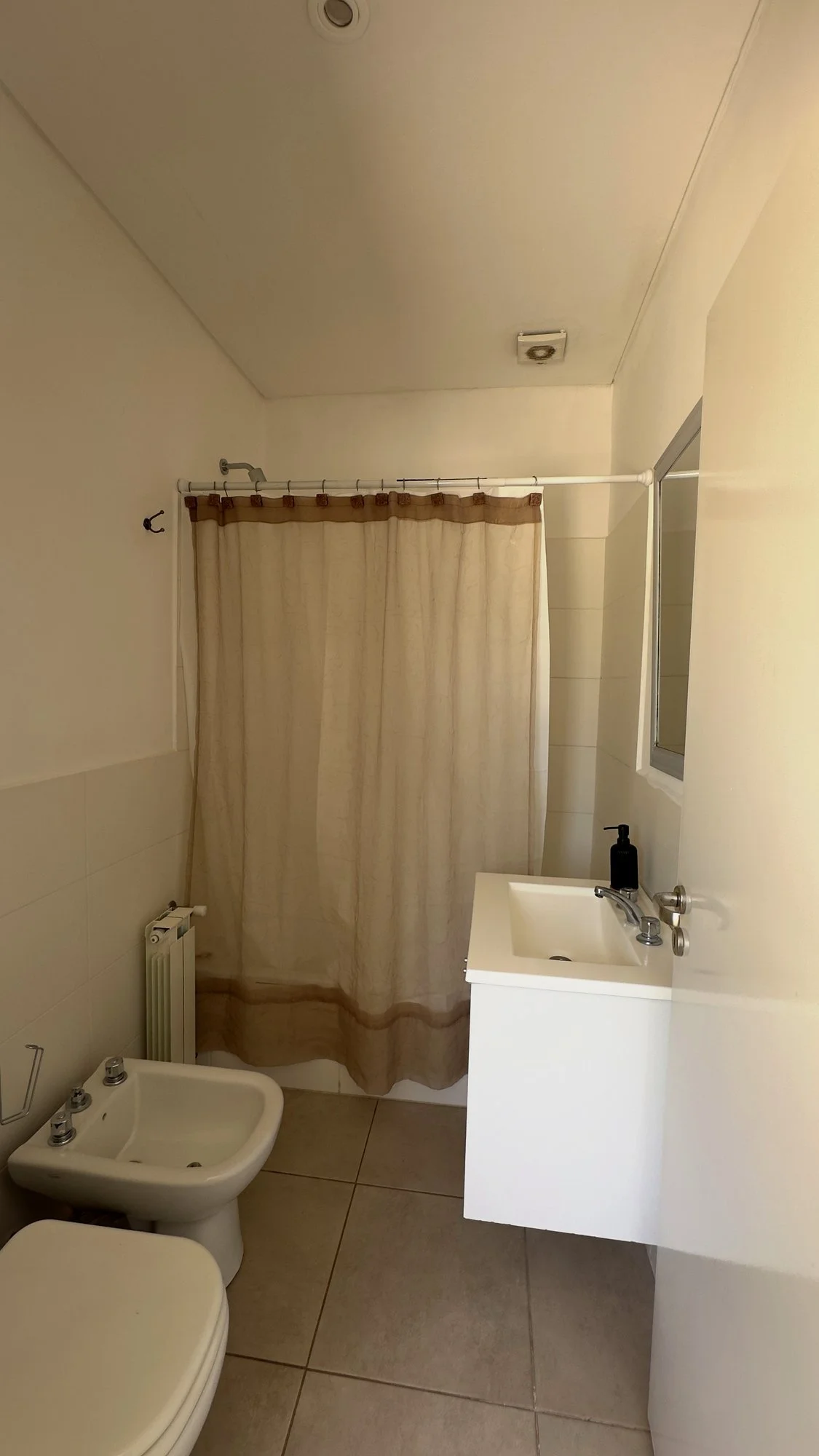 Moderno baño completo en Casa de alquiler temporal en Casas del Este, pilar del este con 3 dormitorios.