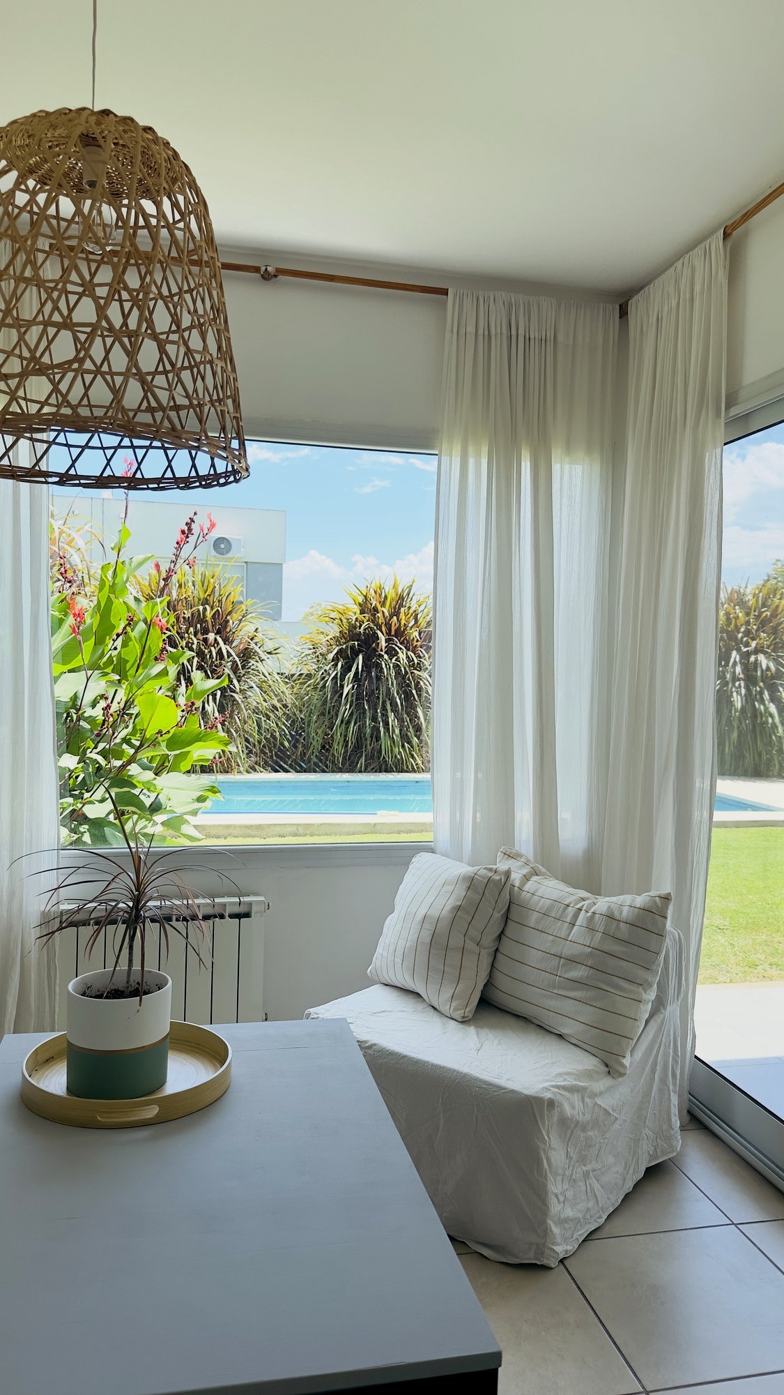 living con vista al jardín en casas del este, PILAR DEL ESTE