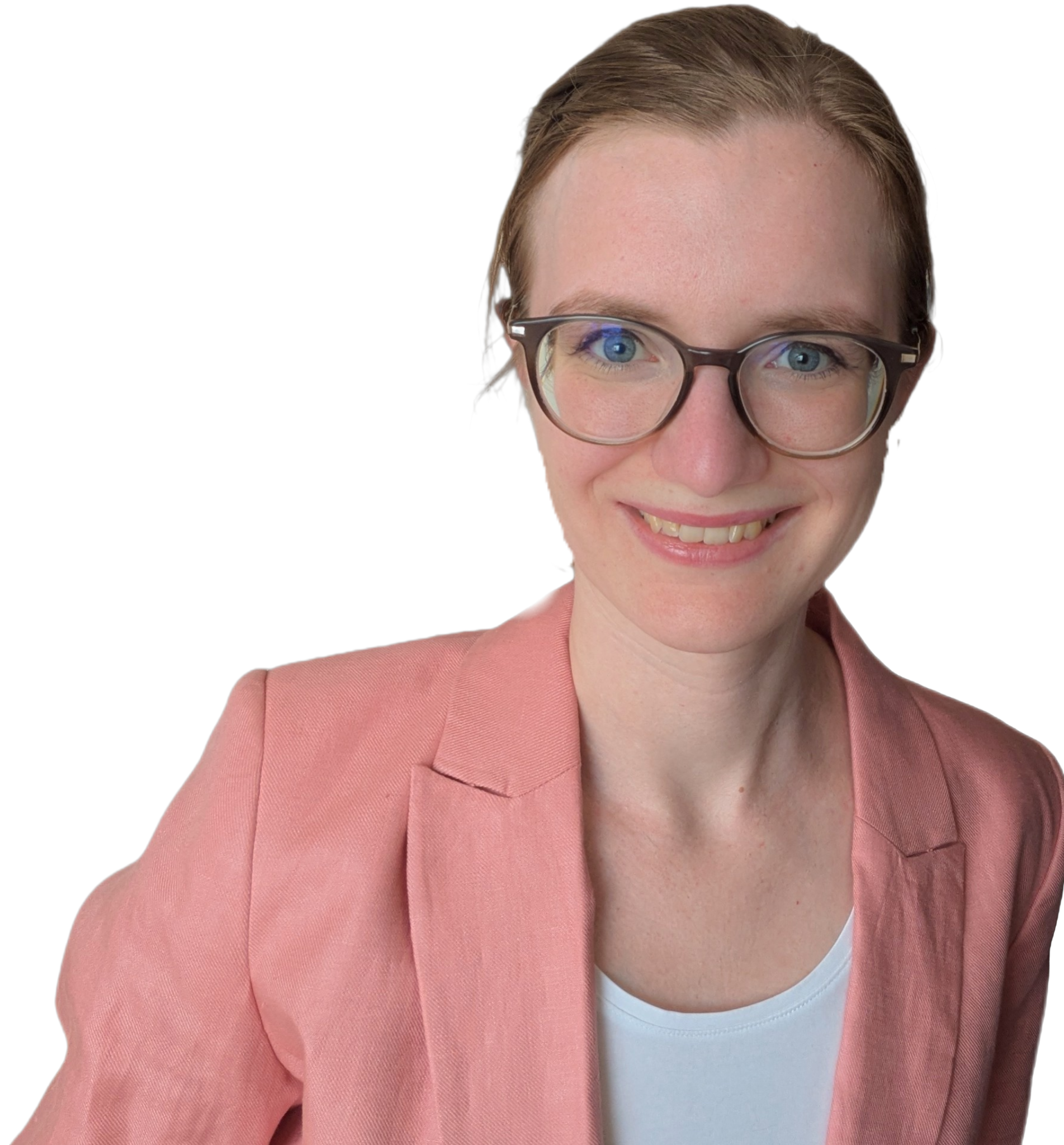Porträt einer Frau mit Brille, dunkelblonden Haaren, rosa Blazer und weißem T-Shirt, lächelt freundlich.