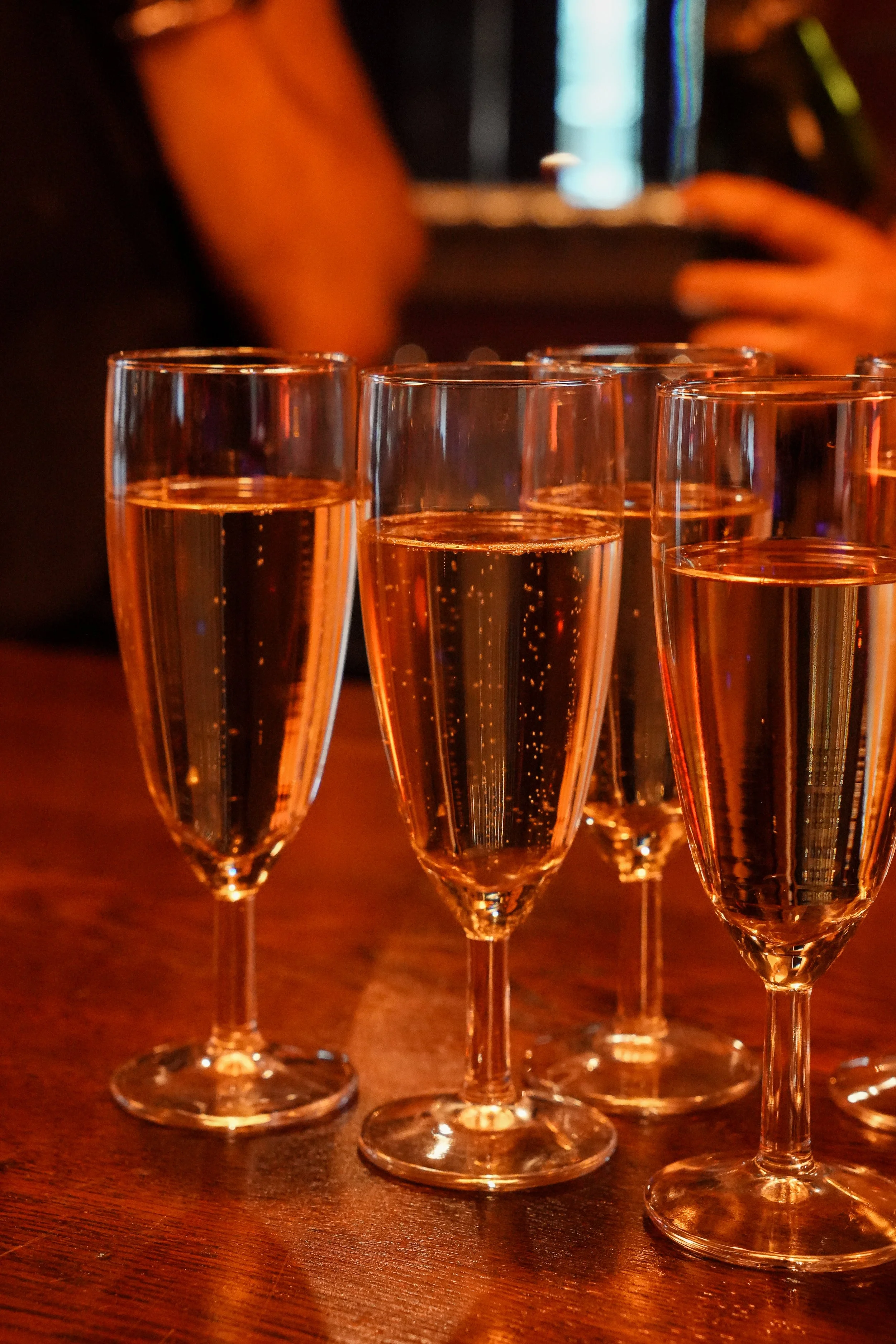 Glazen champagne tijdens een sfeervol event bij Elle Maakt Je Blij.