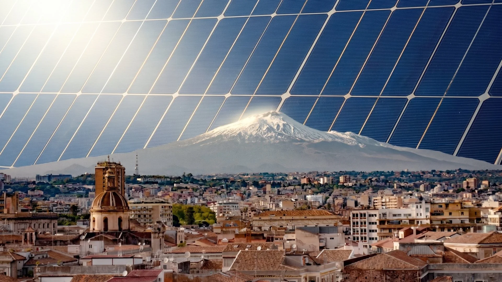 La città di Catania con alle spalle l'Etna, sovrastata da pannelli solari in primo piano sulla città di Napoli.