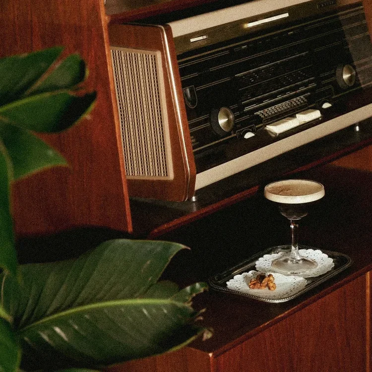 K'amaro++️+Vodka+infusée+à+la+châtaigne,+Amaro+Tosolini,+crème,+café,+sirop+de+noisette,+bitter+black+walnut,+noix+caramélisée...++@solenerichard.evt+#espressomartini#coffeecocktail#chest.webp