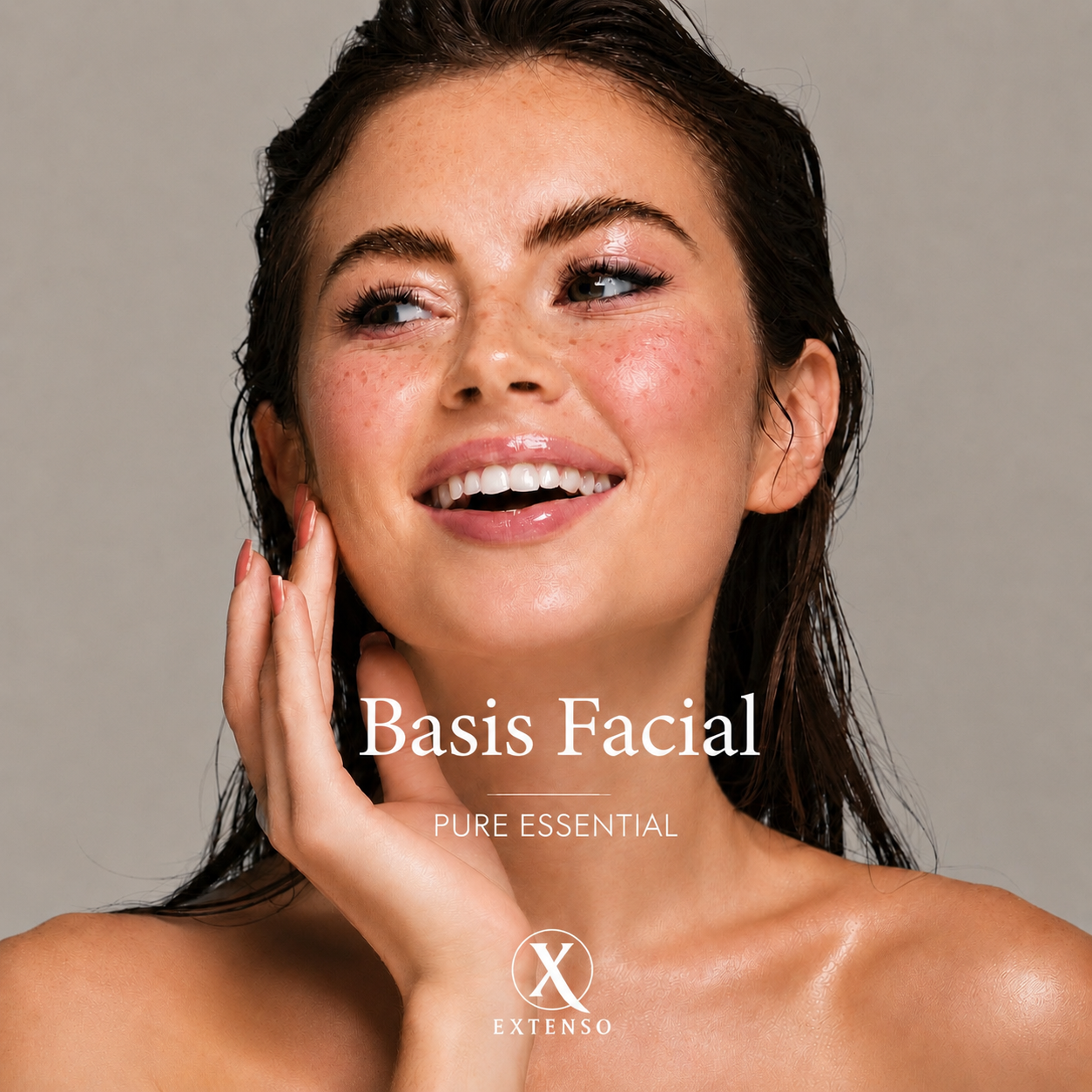 Close-up van een lachende vrouw met nat haar en lichte huid, met hand op haar wang, met tekst 'Basis Facial, Pure Essential, Extenso' over haar gezicht.