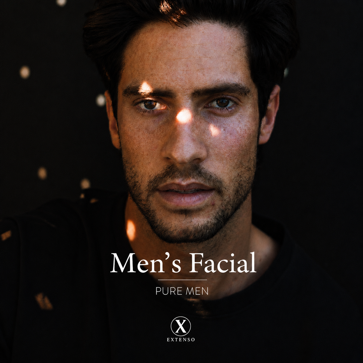 Close-up van een man met een volle baard en donkere haar, die recht in de camera kijk, met lichte vlekken van licht op zijn gezicht, tegen een zwarte achtergrond, met tekst 'Men's Facial' en 'Pure Men' onderaan.