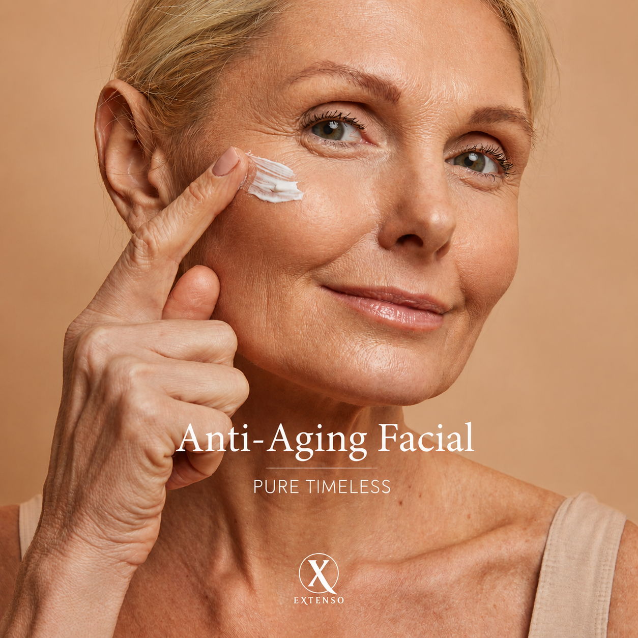 Vrouw met lichte huid en blonde haar brengt anti-aging gezichtscrème aan op haar wang, glimlachend.