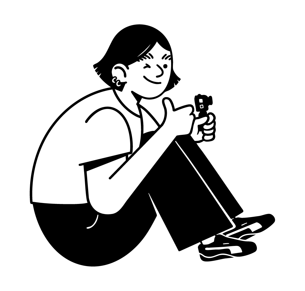 Ilustração em preto e branco representando Carol de Bona, de cabelo curto, sorrindo, agachada e segurando uma câmera fotográfica.