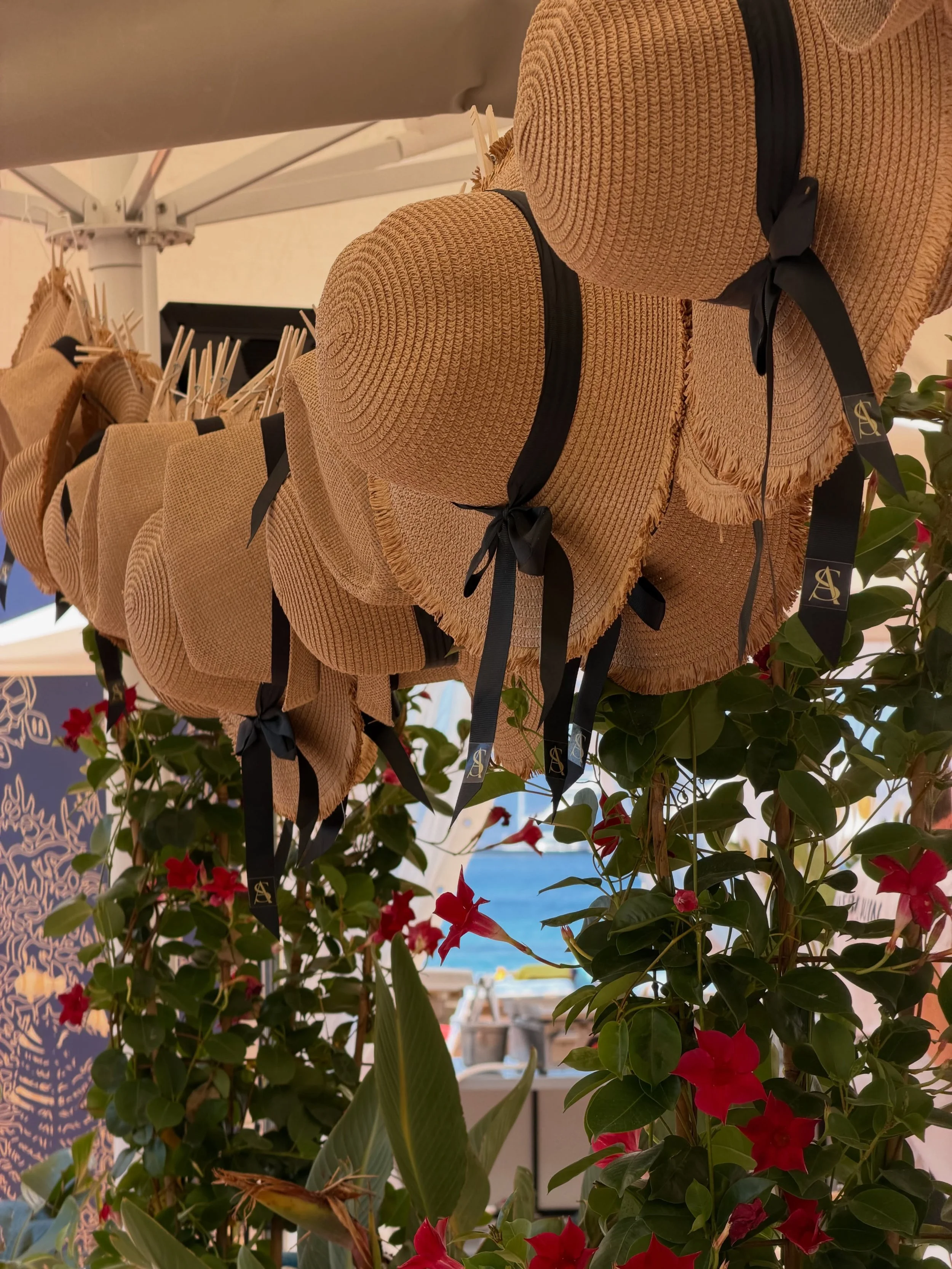 Des d&eacute;tails qui font toute la diff&eacute;rence. Une d&eacute;coration d&eacute;licate pour un mariage d&rsquo;exception. 👒
📍Cannes