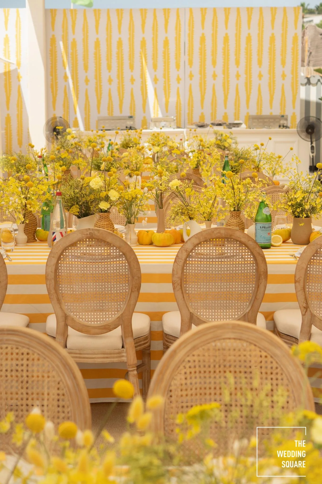 Bar personnalisé et scénographie sur mesure pour une réception de mariage à Cannes.
