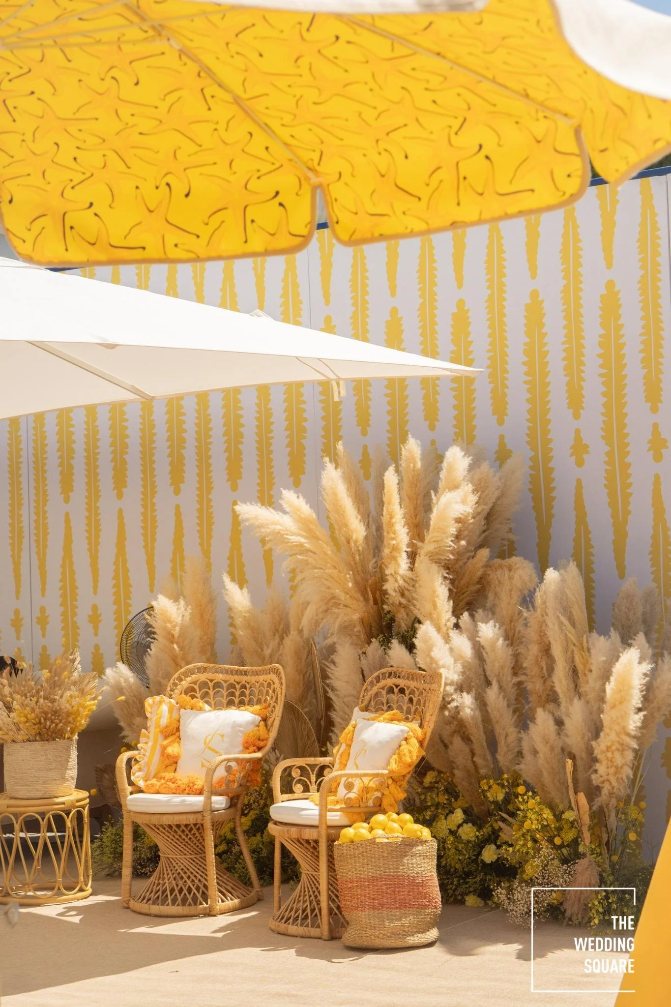 Décoration de mariage élégante en jaune et blanc  scénographie et organisation événementielle.
