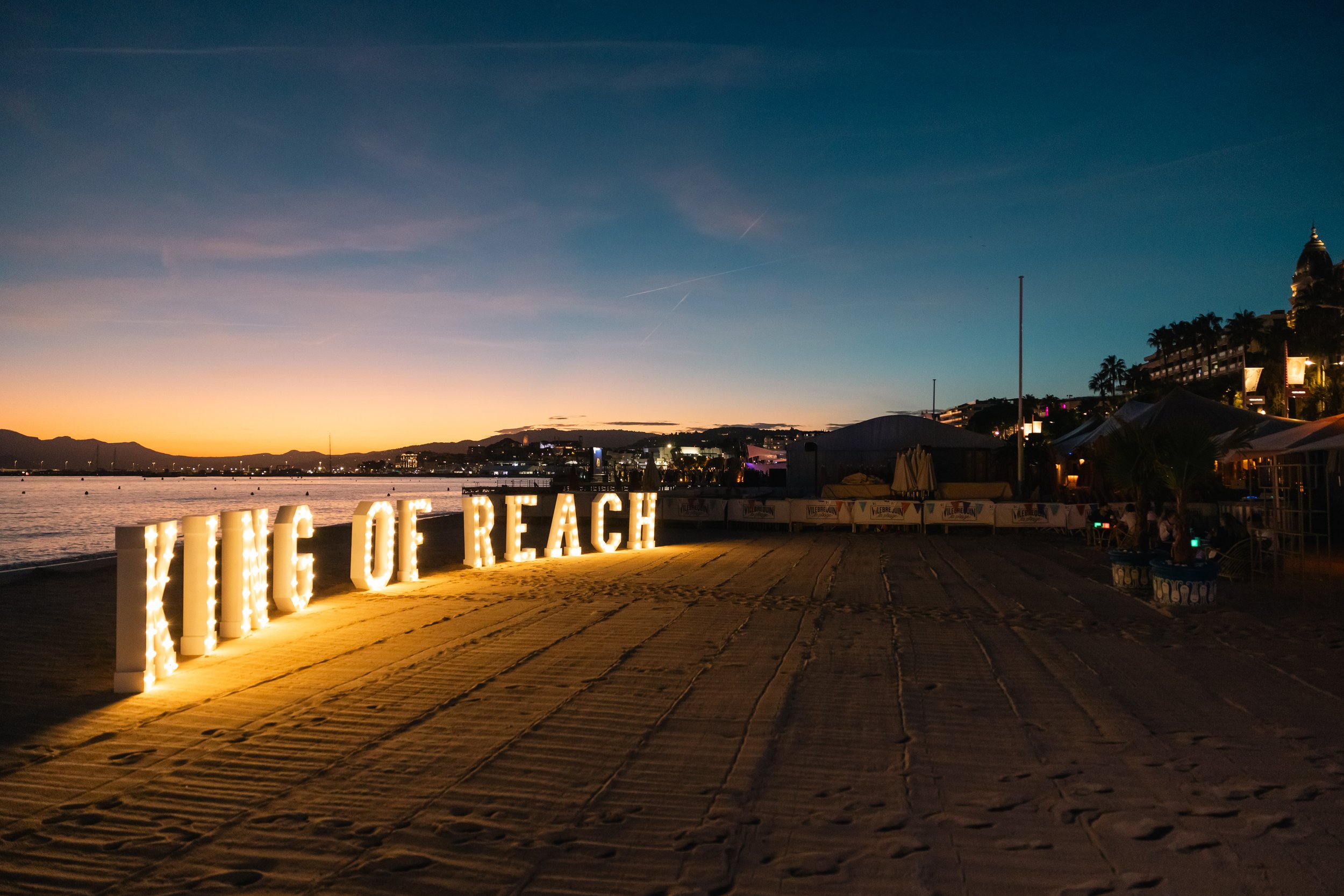 Buffet cocktail dînatoire pour un événement corporate et une soirée privée à Cannes.
